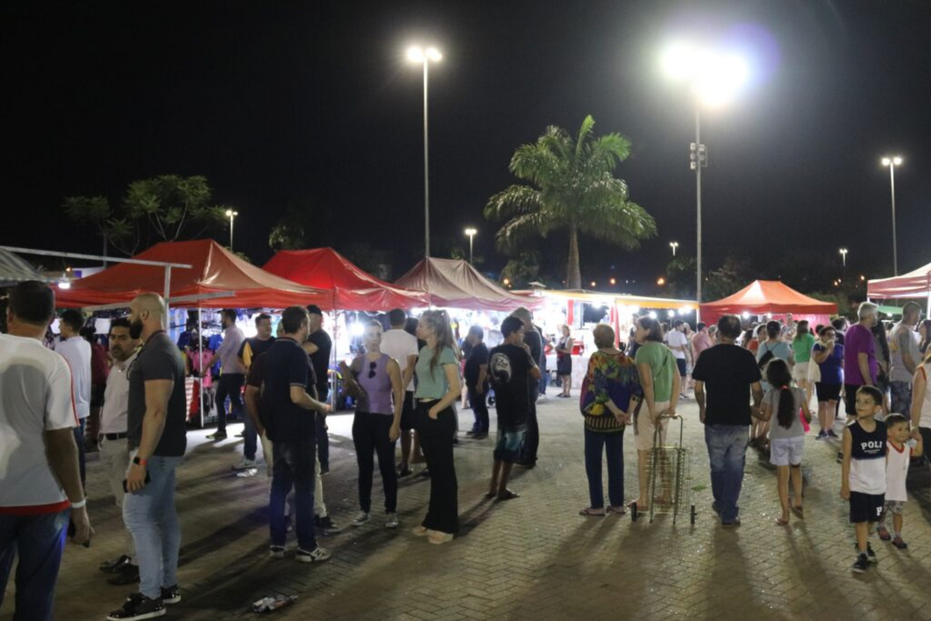 A feira noturna conta com a venda de frutas e verduras, assim como produtos artesanais 