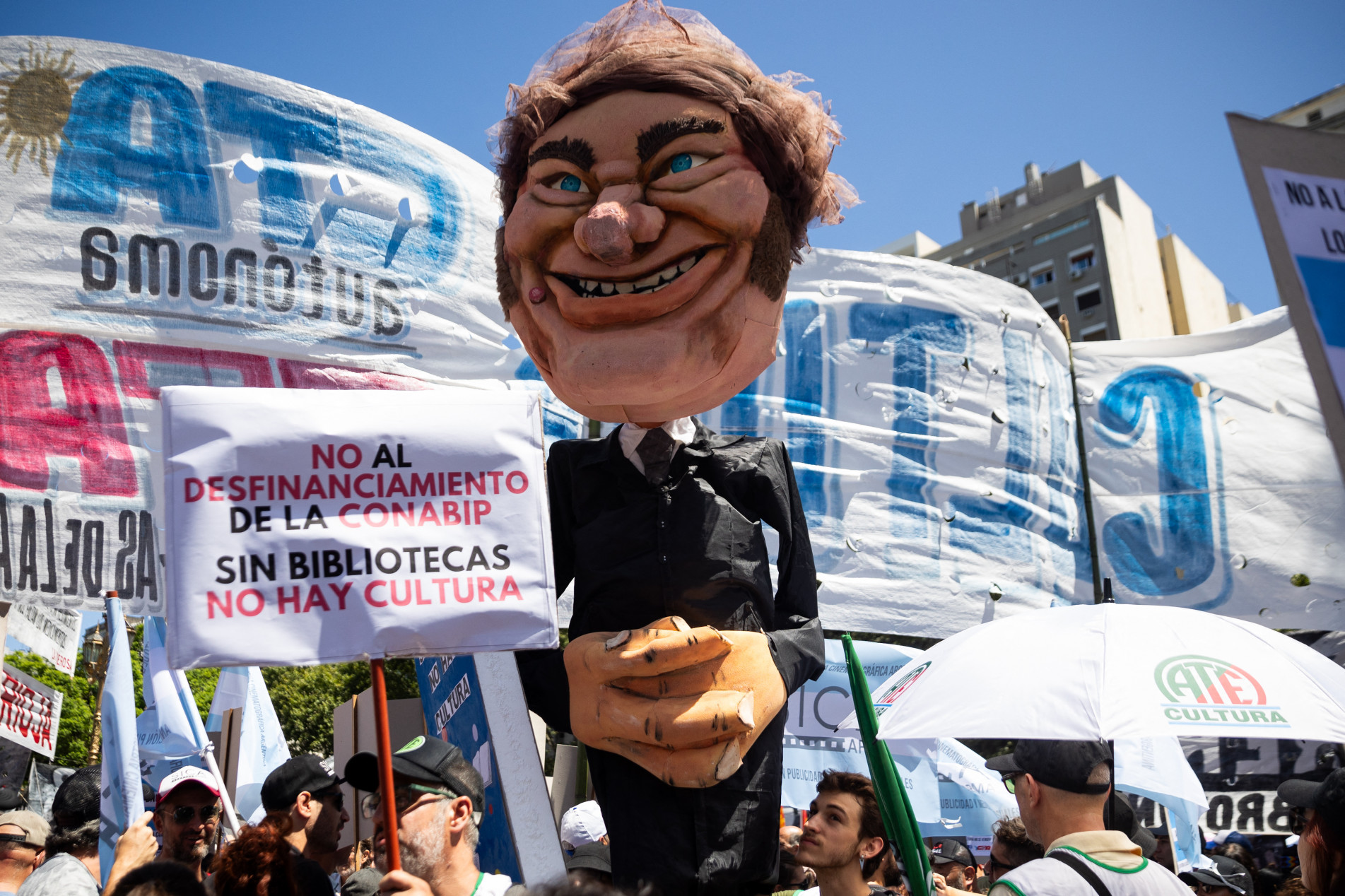 Com faixas e um boneco de Javier Milei, manifestantes protestam contra as reformadas adotadas pelo presidente argentino 