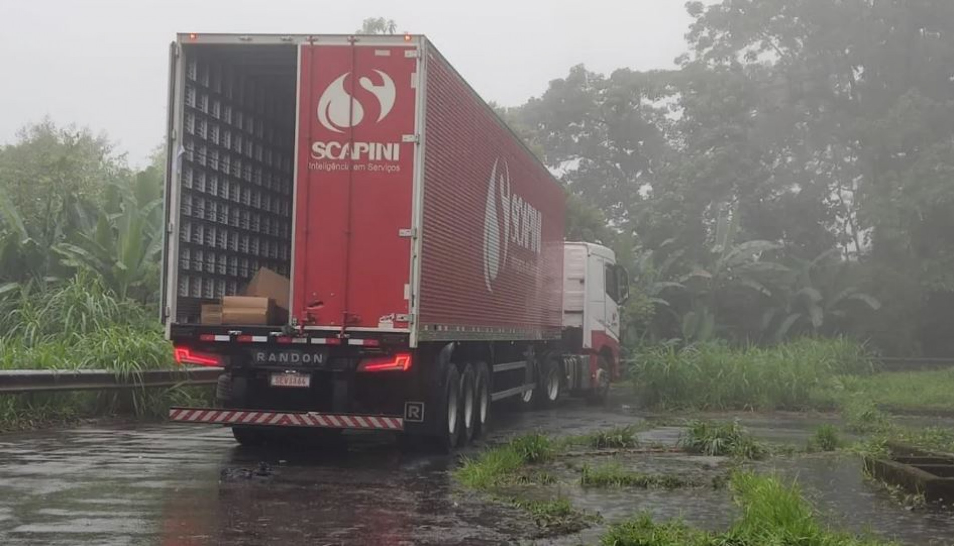 Caminhão roubado transportava cigarros para a Baixada Santista