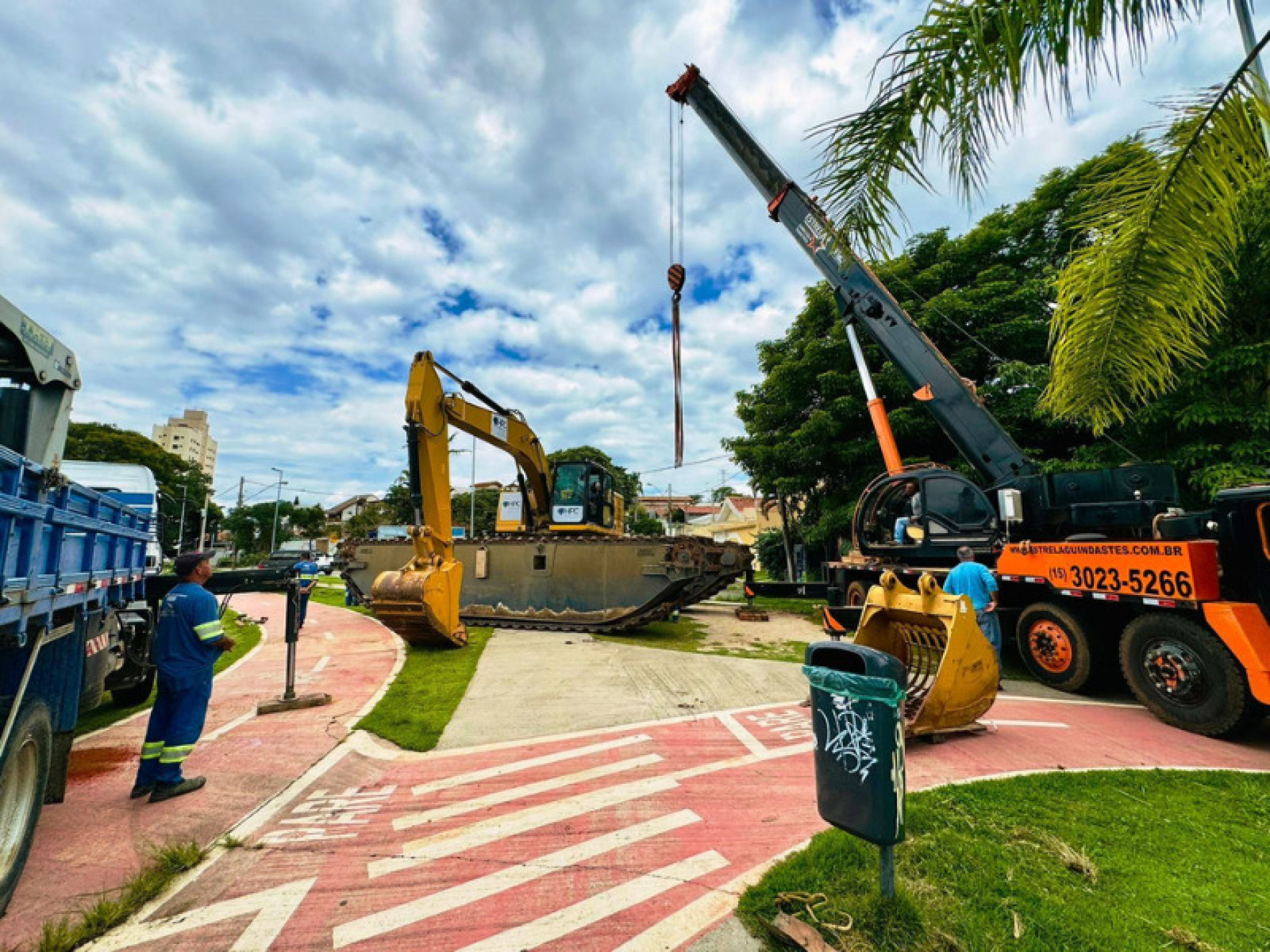 Maquinários como escavadeira hidráulica, retroescavadeiras e caminhões foram mobilizados para os pontos