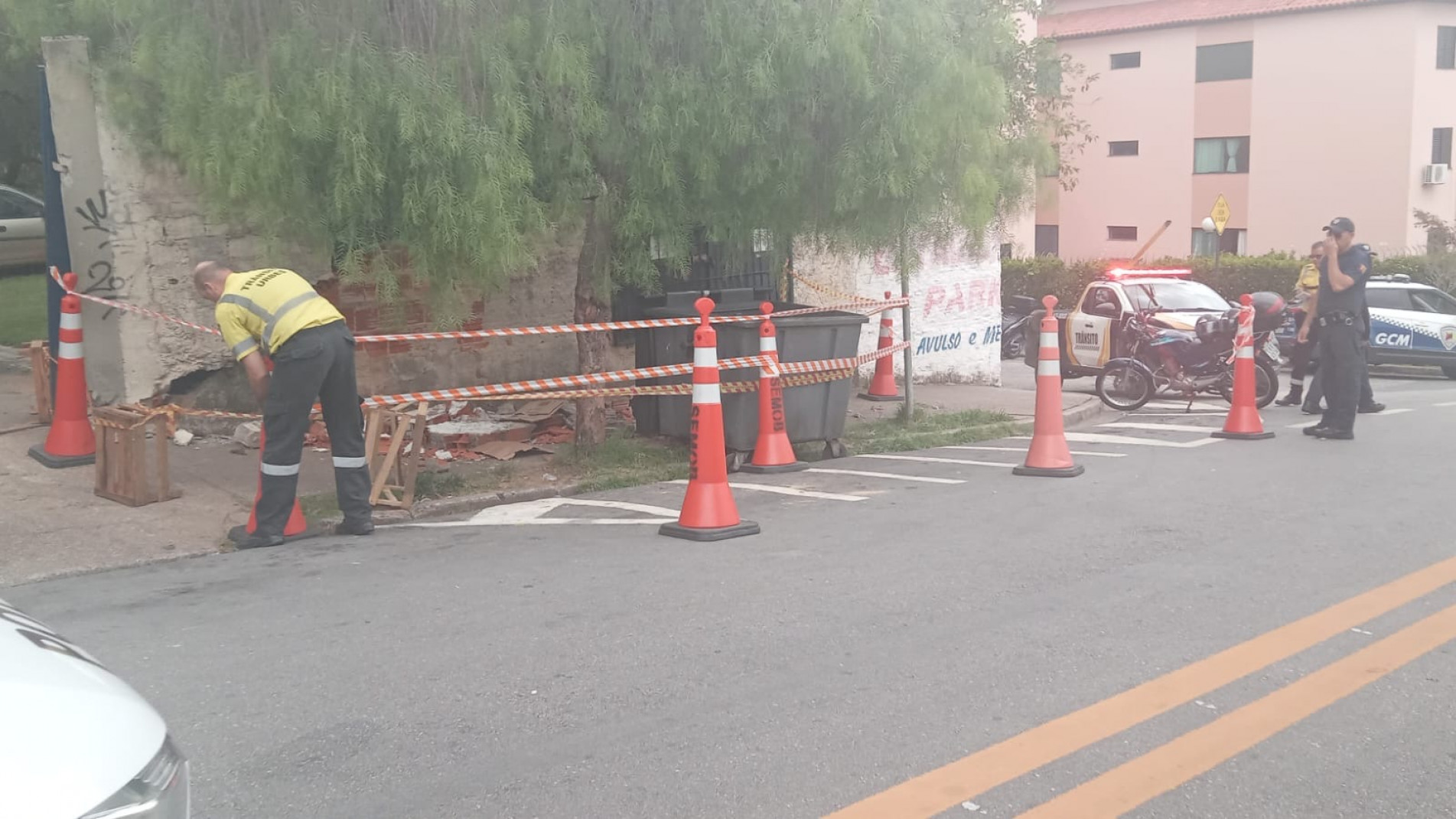 Caminhão bate em muro do Restaurante Bom Prato em Sorocaba