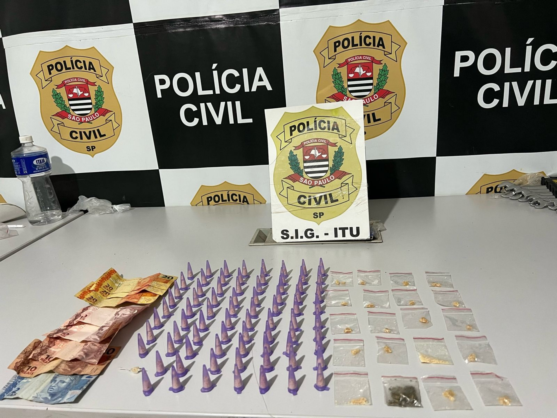 A dupla foi flagrada com porções de drogas e dinheiro