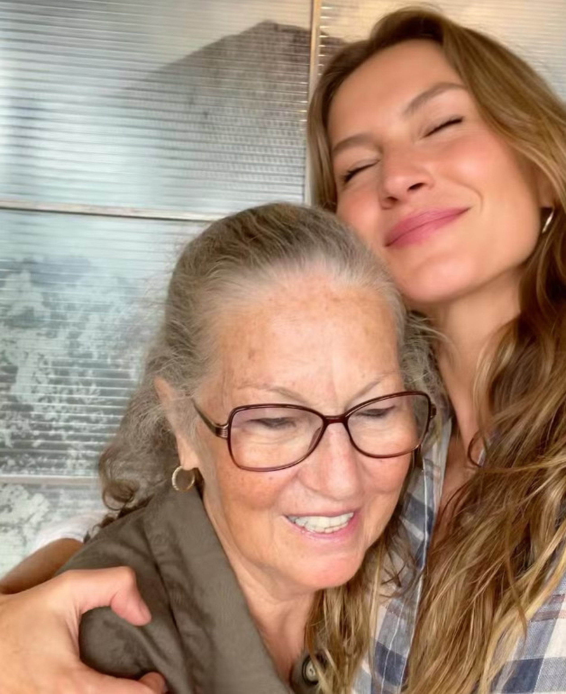 Gisele Bündchen se manifesta sobre a morte de sua mãe, Vânia

