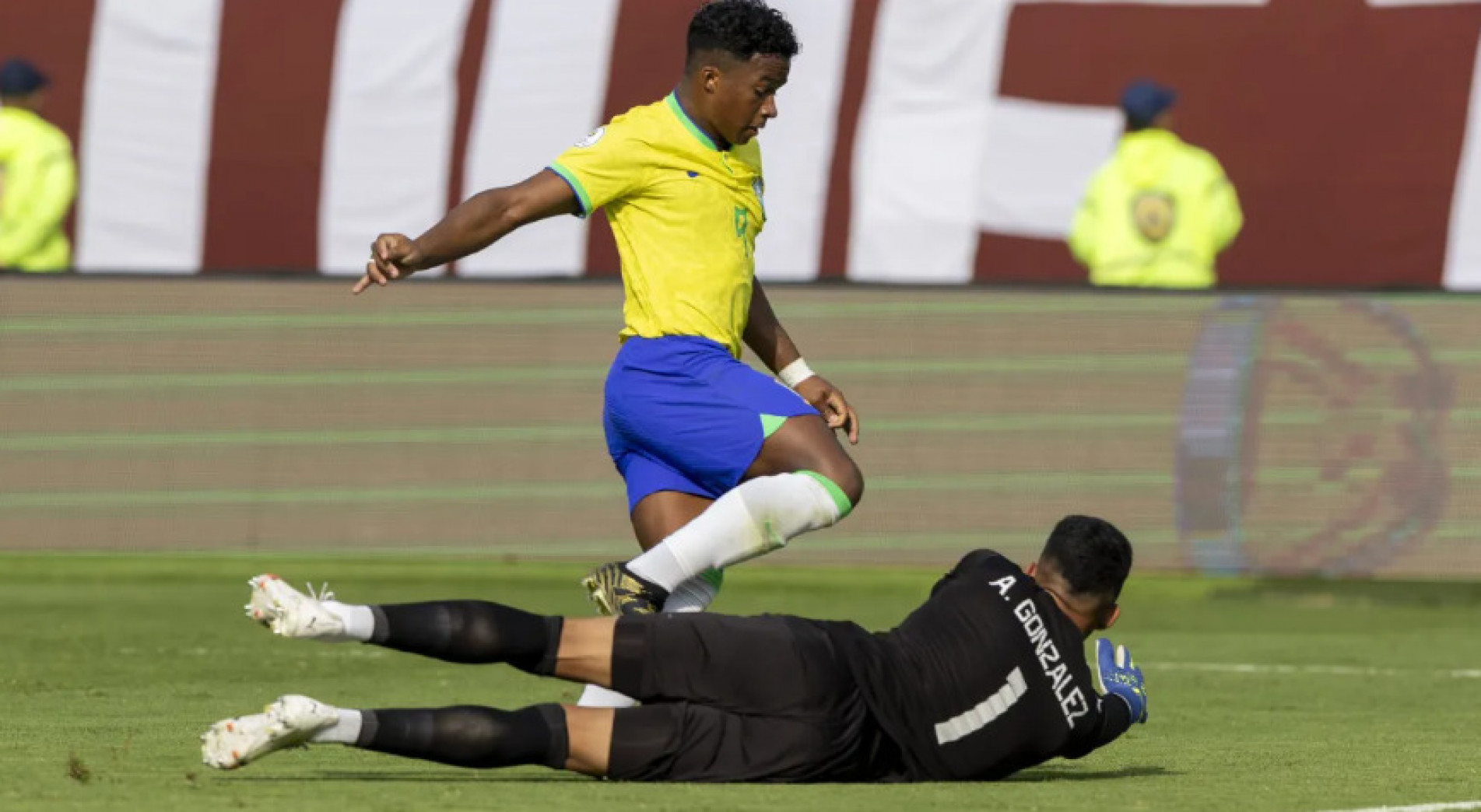 Endrick tenta lance para a Seleção Brasileira na derrota contra o Paraguai pelo Pré-Olímpico