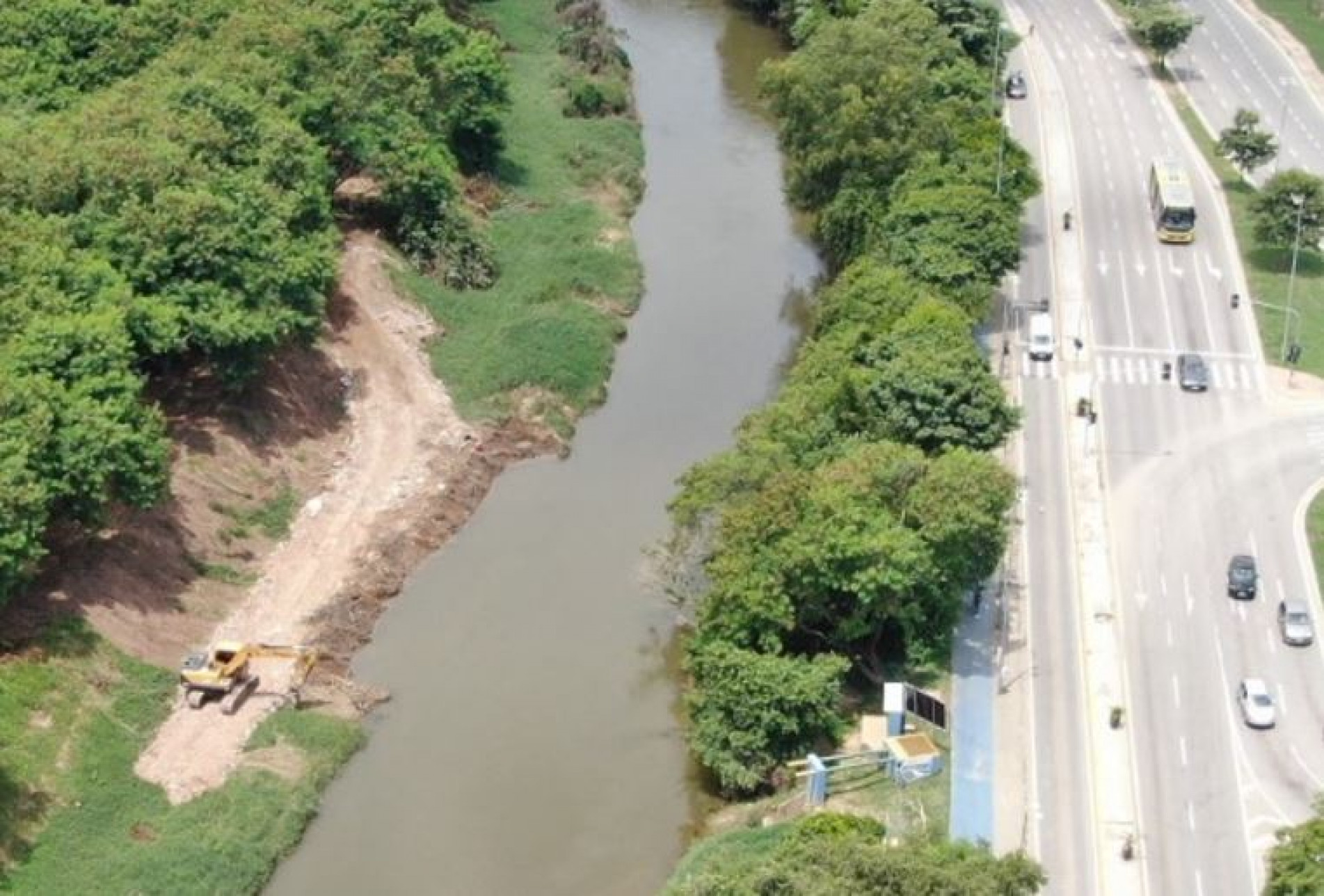 Desassoreamento do rio Sorocaba prossegue em direção à ponte Francisco Dellosso