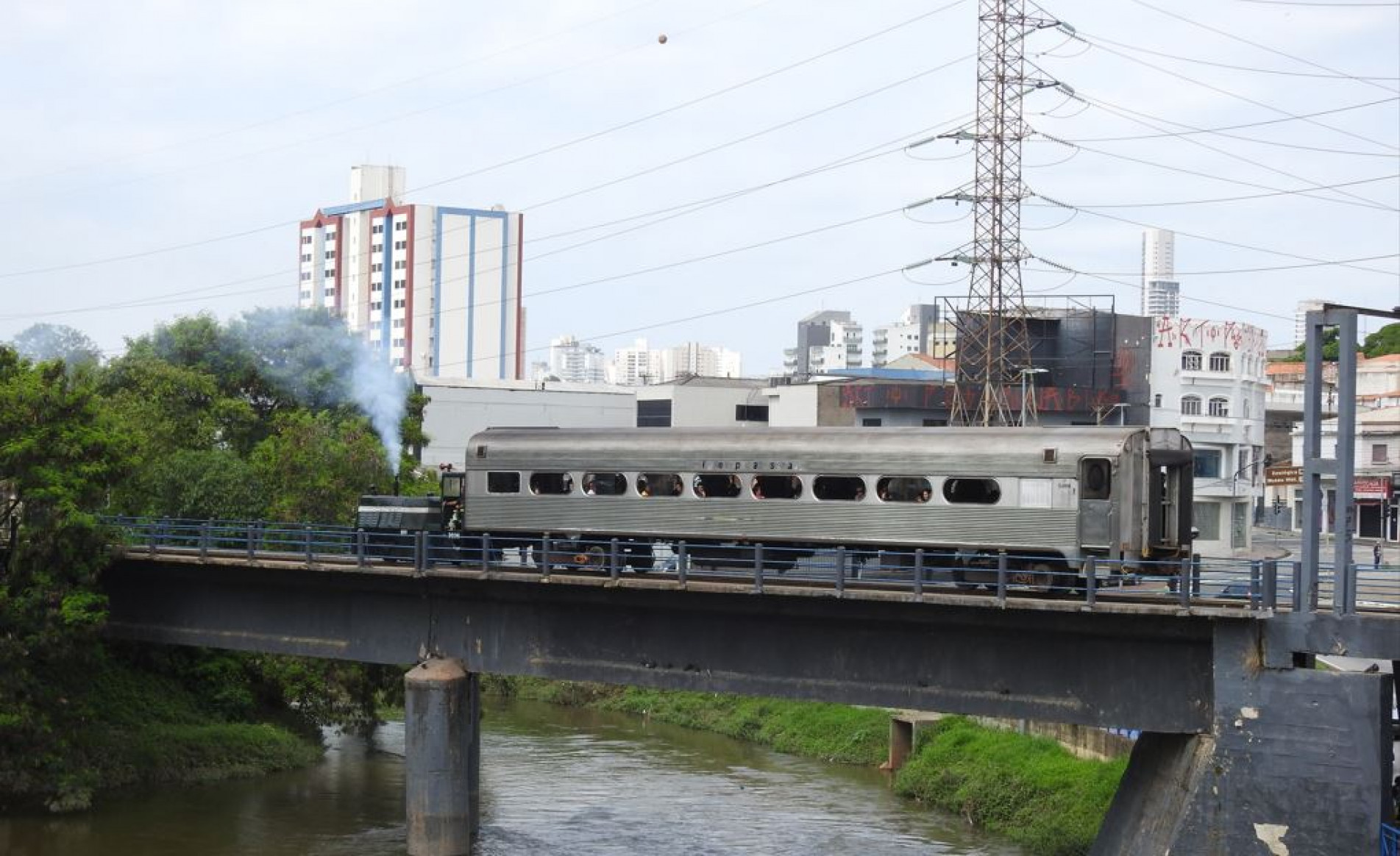 Os passeios, de 1,5 km, são na locomotiva a diesel histórica construída em 1942