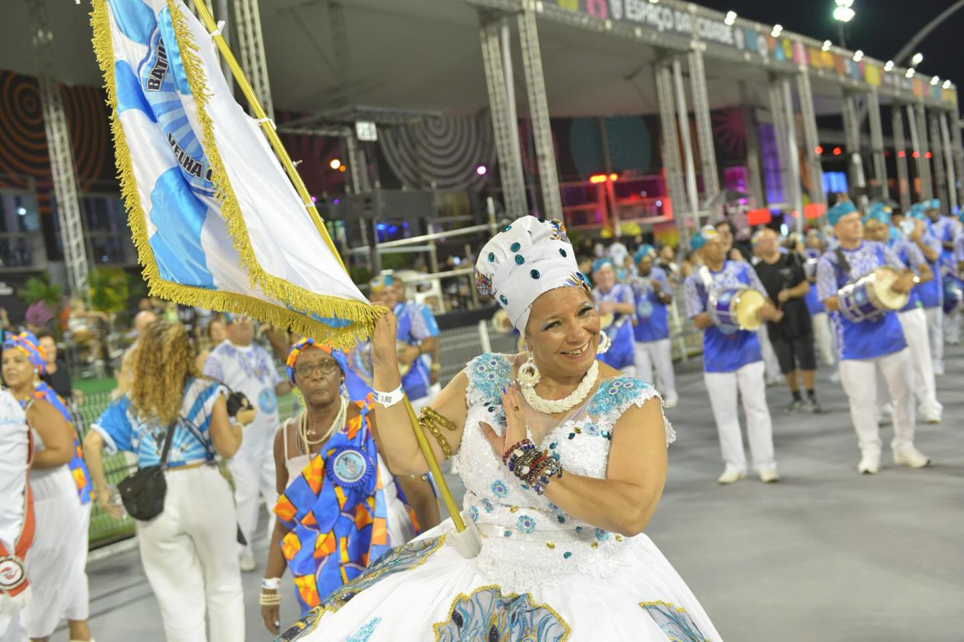 Desfile da Velha Guarda inaugurou o primeiro dia do Carnaval