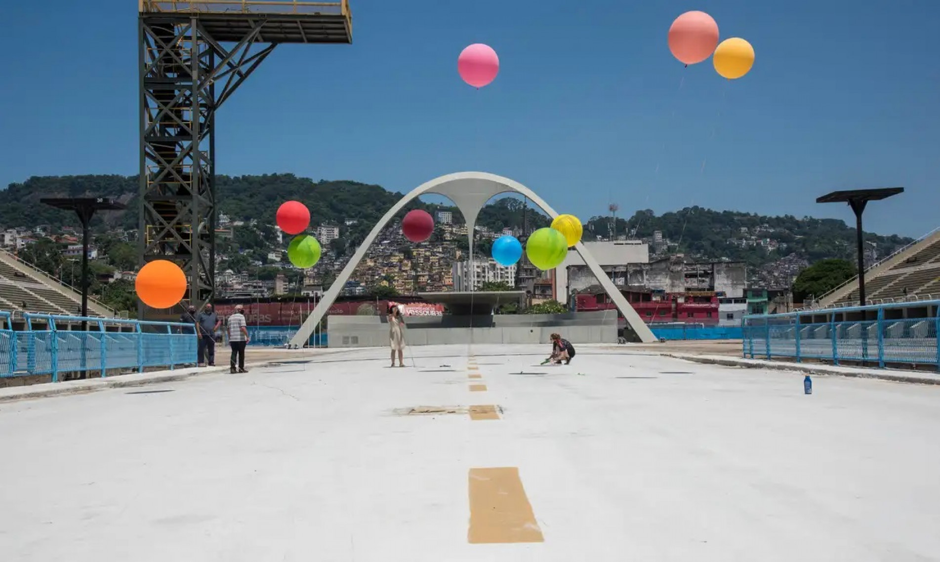 Sambódromo carioca é palco de um espetáculo de cores, ritmos e alegria