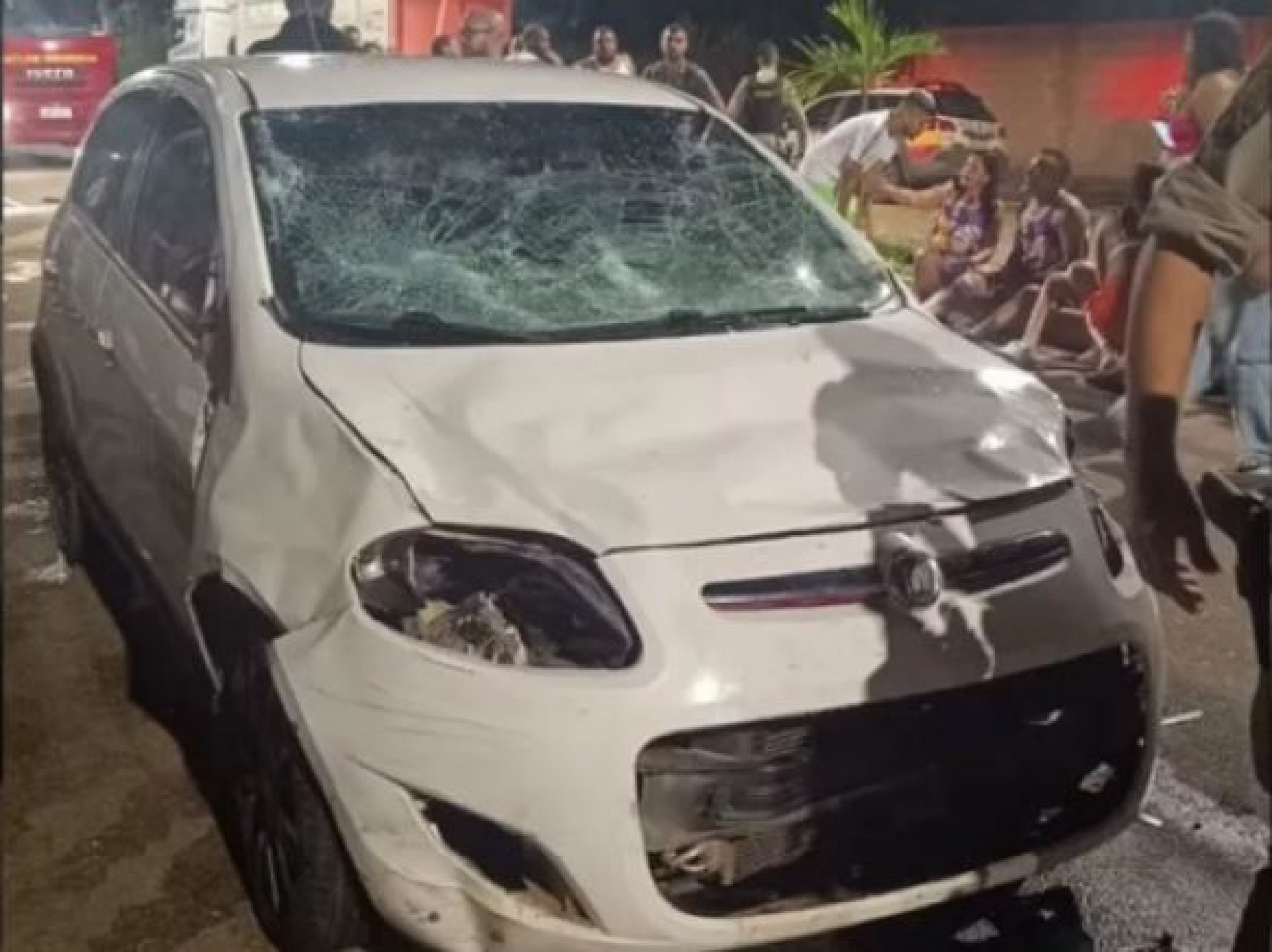 Mais de 30 pessoas ficaram feridas após serem atropeladas por um carro desgovernado que atravessou o desfile do bloco de Carnaval 