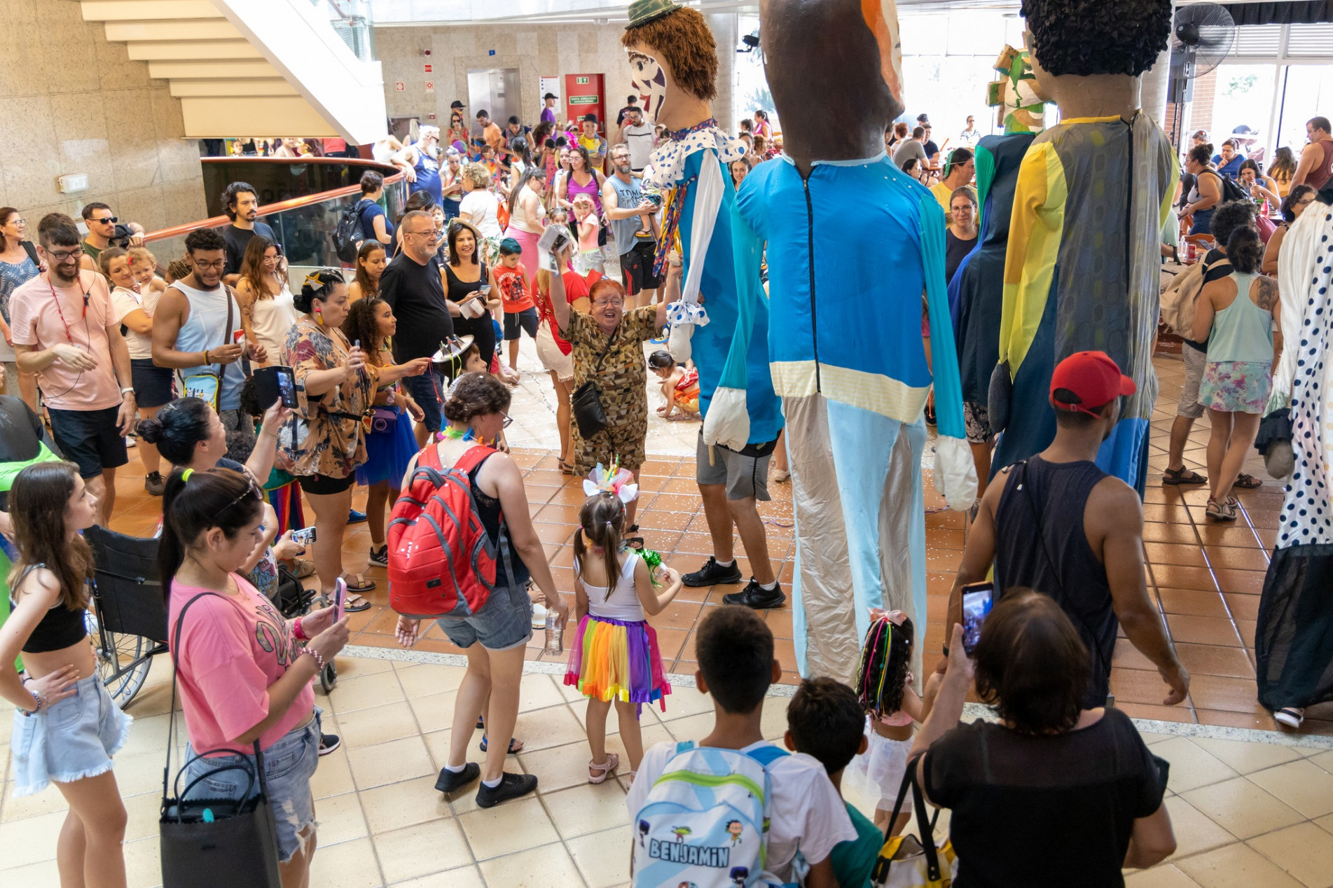 No Sesc Sorocaba, o cortejo dos Bonecões e oficinas encerram a programação carnavalesca