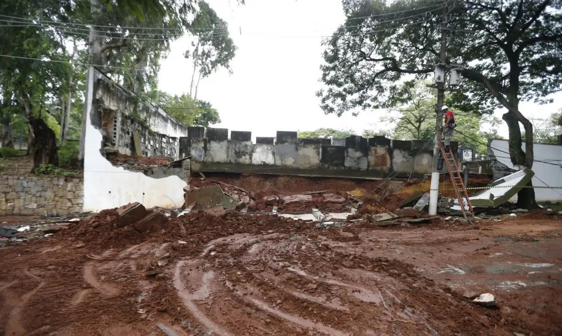 Na capital, o muro do cemitério do Araçá desabou