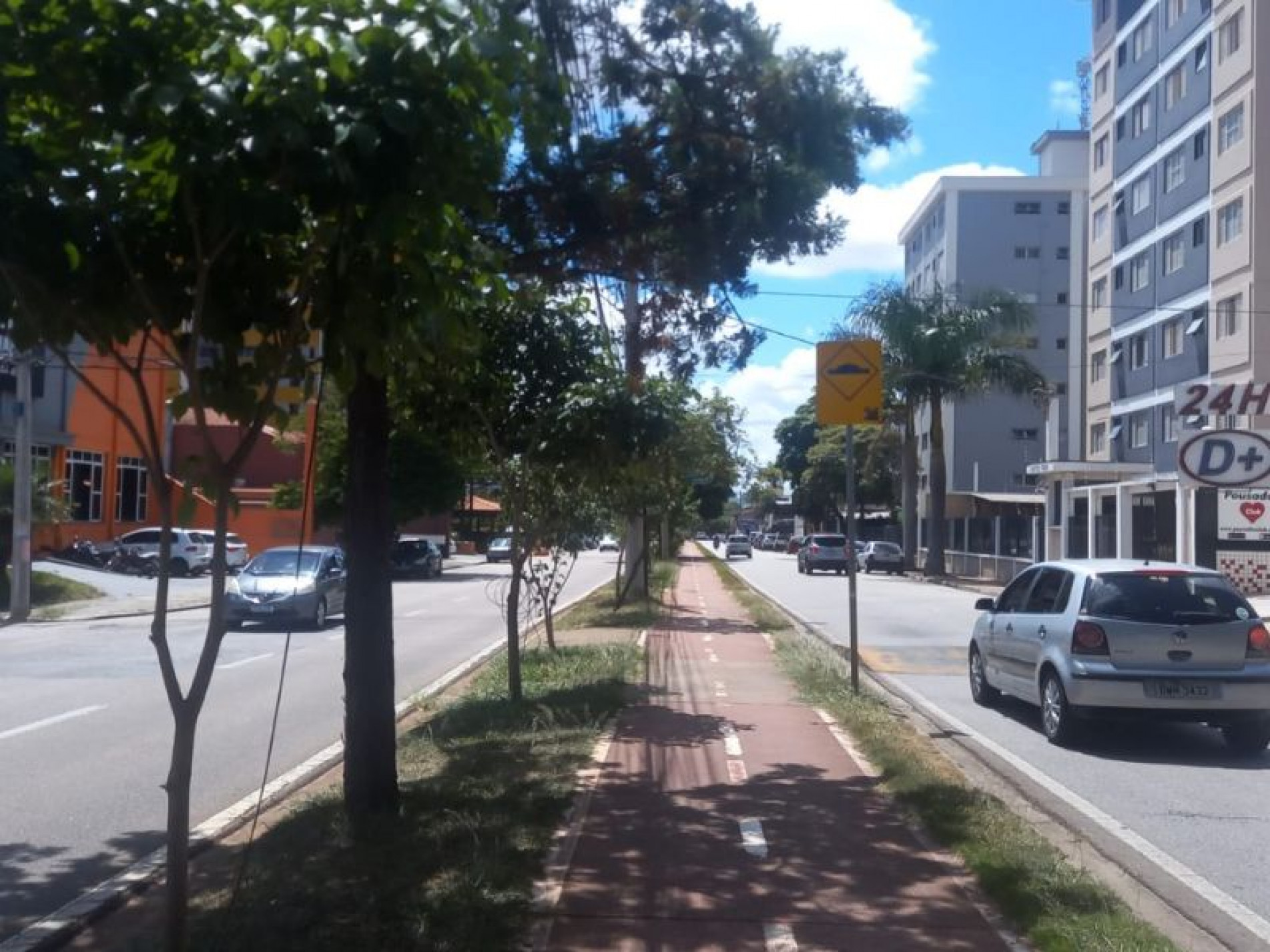 Com poucas bocas de lobo, escoamento de água é um problema na avenida 