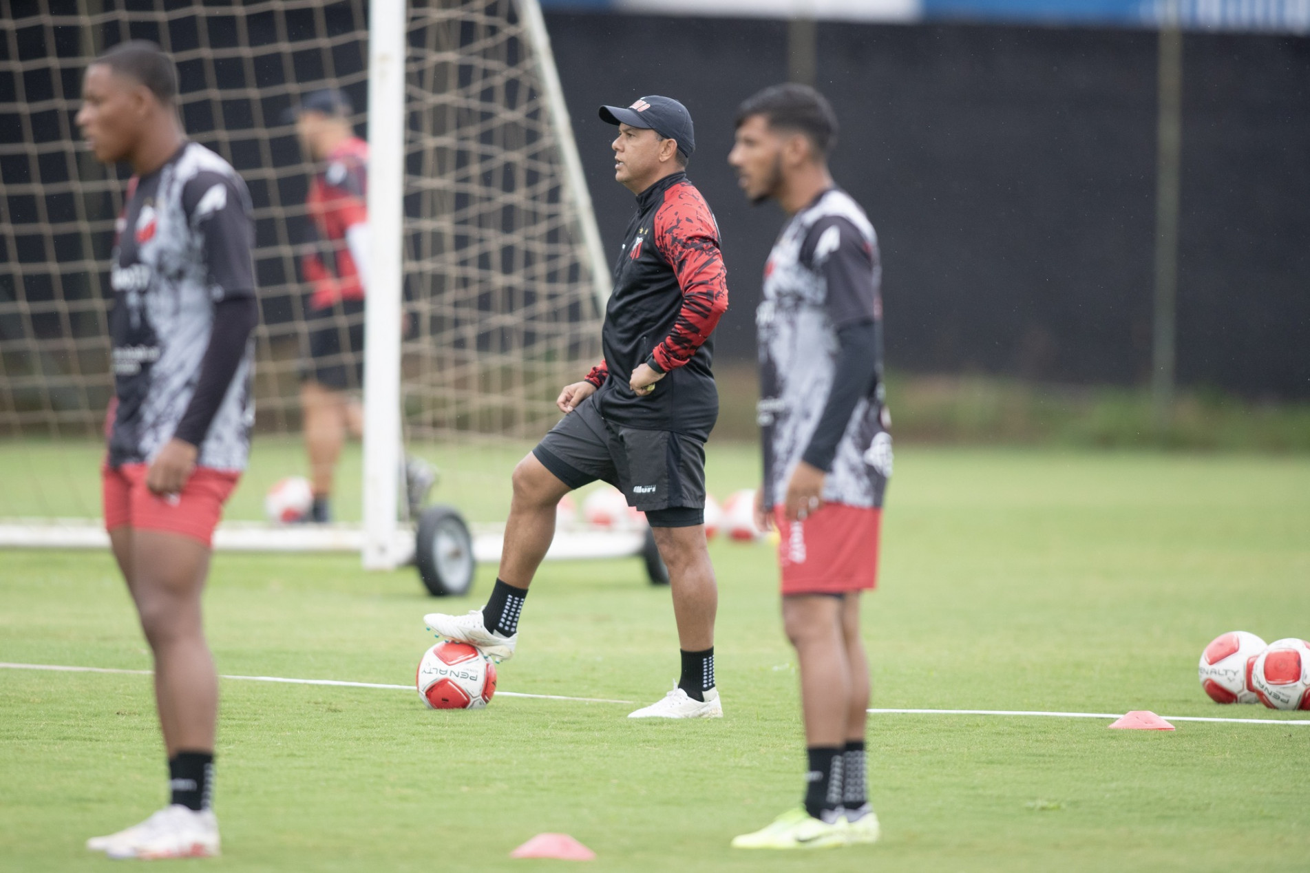 Marcinho balança, mas ainda tem respaldo
