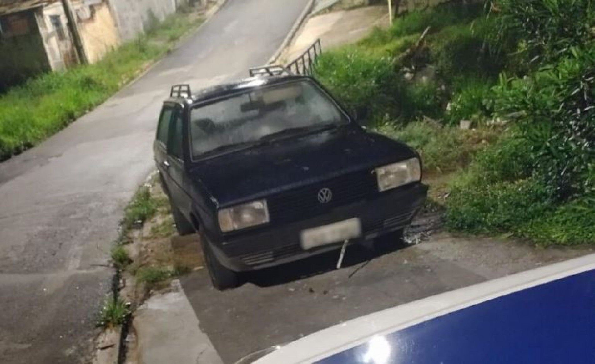 O veículo, uma Parati VW azul, foi encontrado abandonado sobre a calçada, na Av. Santa Cruz.