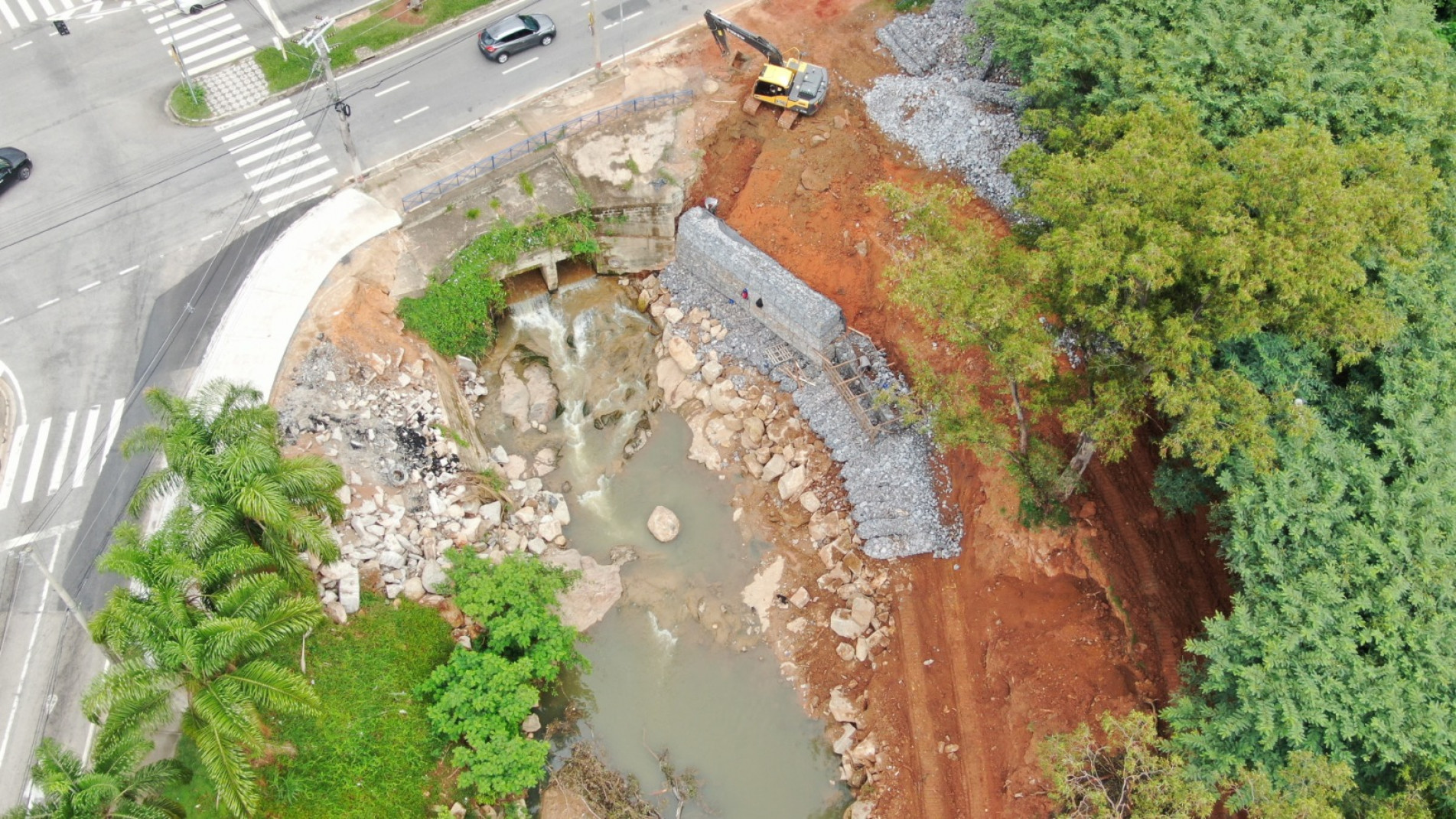 O córrego possui extensão aproximada de dois quilômetros