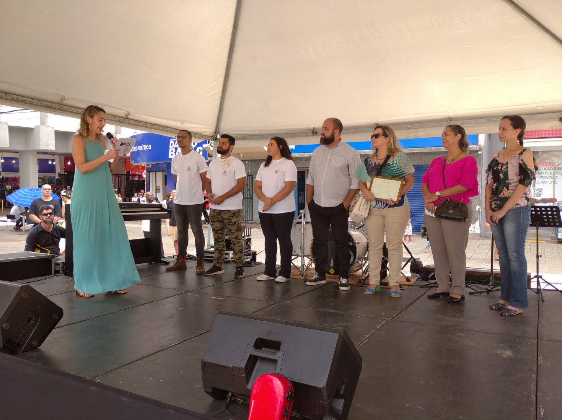 Evento gratuito reuniu artistas na praça Coronel Fernando Prestes
