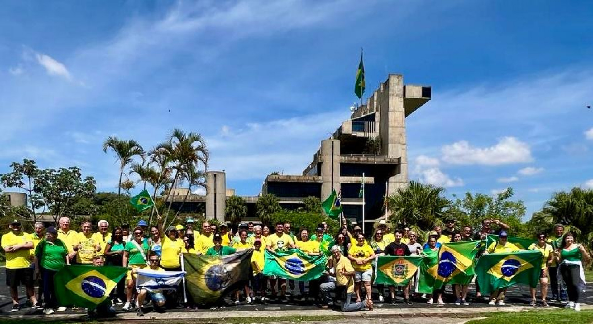 Sorocabanos participam de manifestação na avenida Paulista