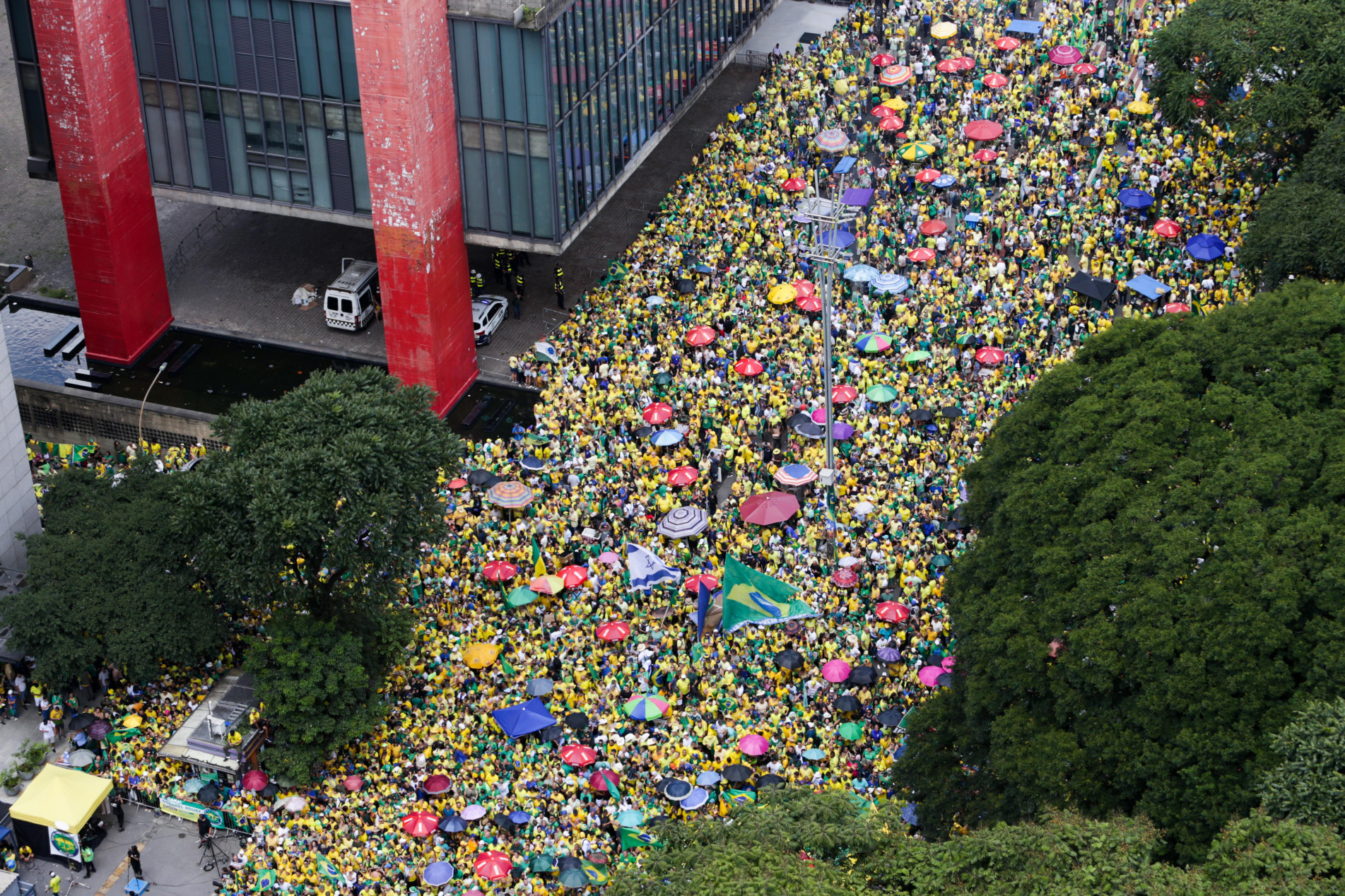 Avenida Paulista ficou tomada pelas cores verde e amarelo em movimento pela democracia