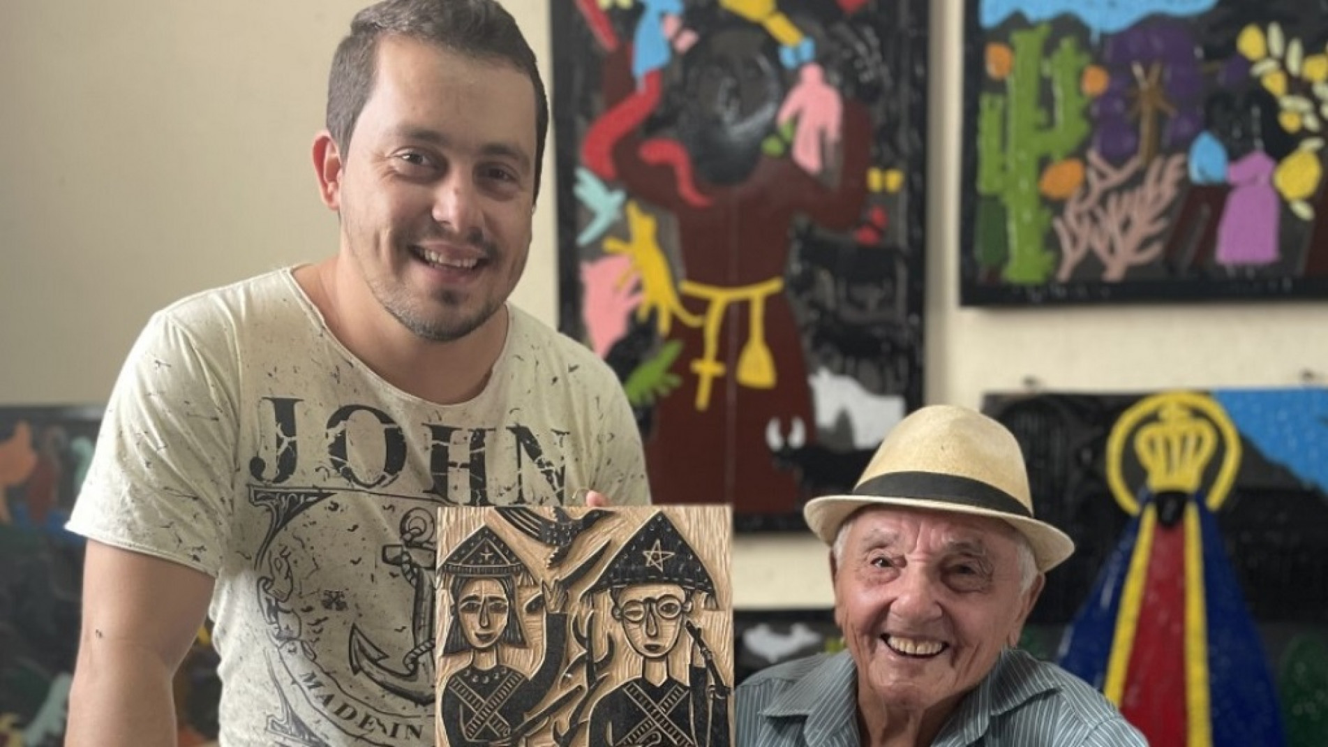 Paulo e o pai J. Borges, juntos, eles trabalham pela divulgação da arte de xilogravura