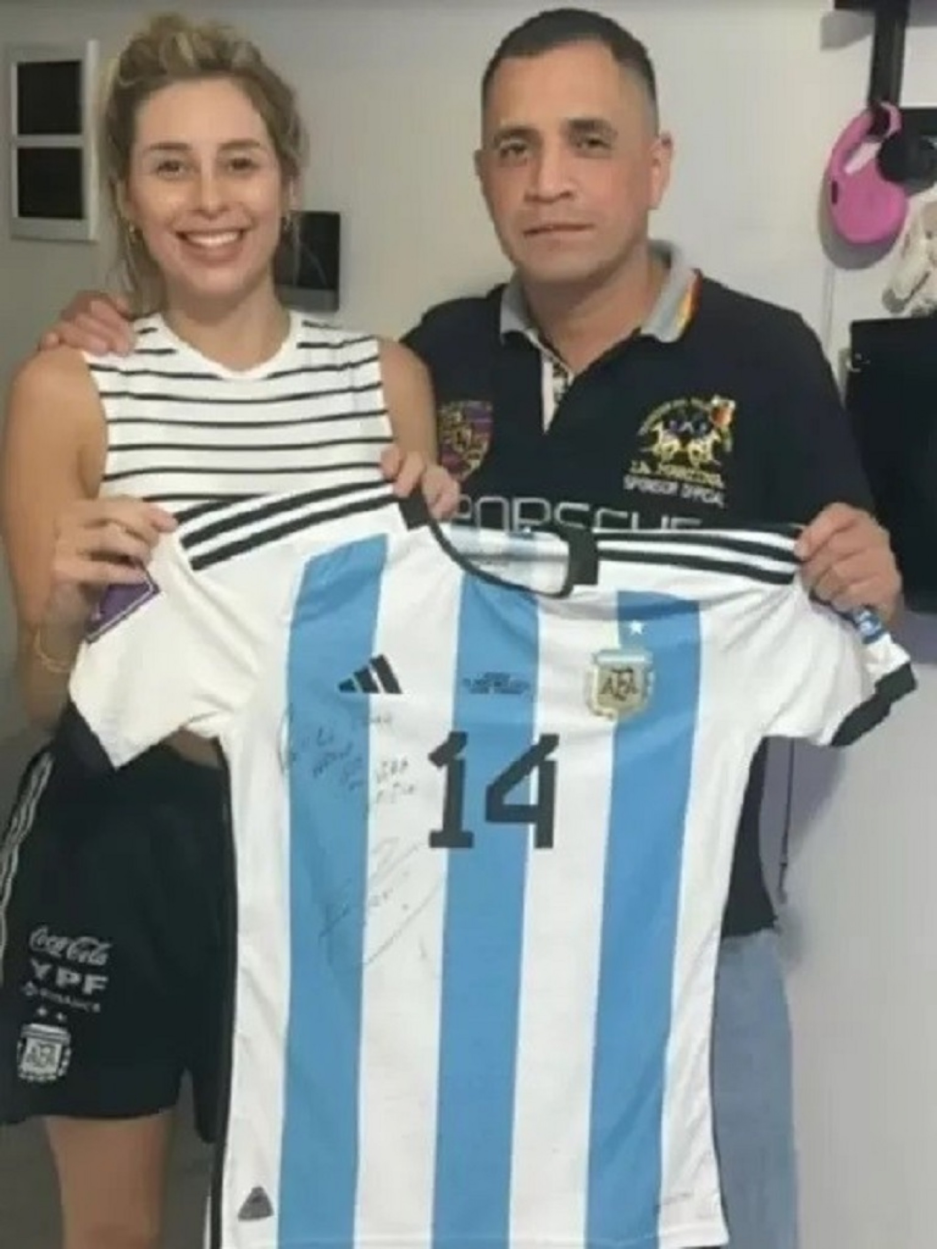 Yésica, o comprador e a camisa 14 de Palacios