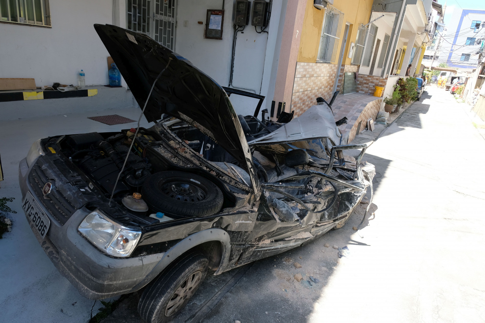 Escombros destruíram quase completamente o Fiat Uno em que estava a mulher 