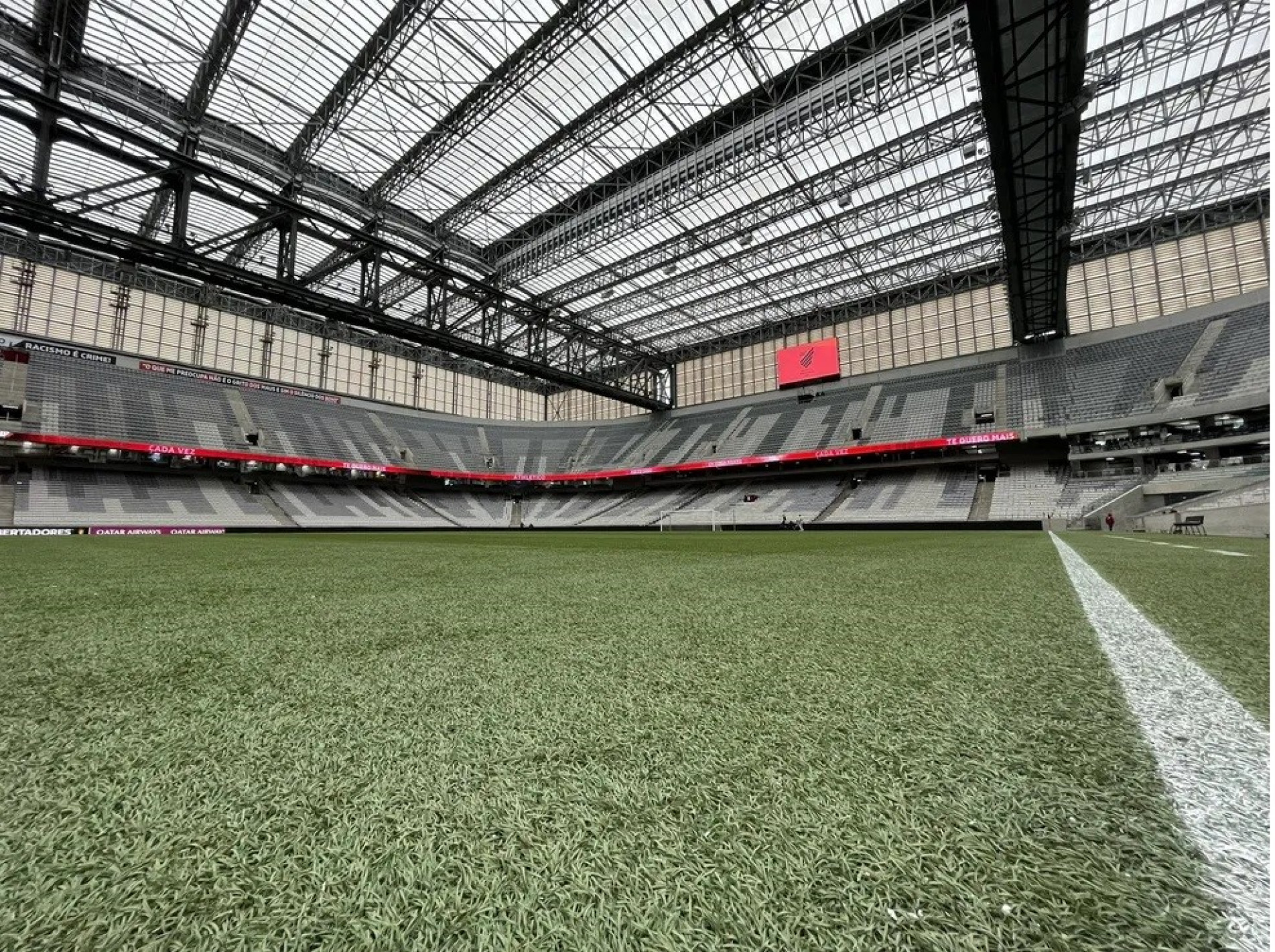 A Arena da Baixada, casa do Athletico-PR, tem gramado sintético
