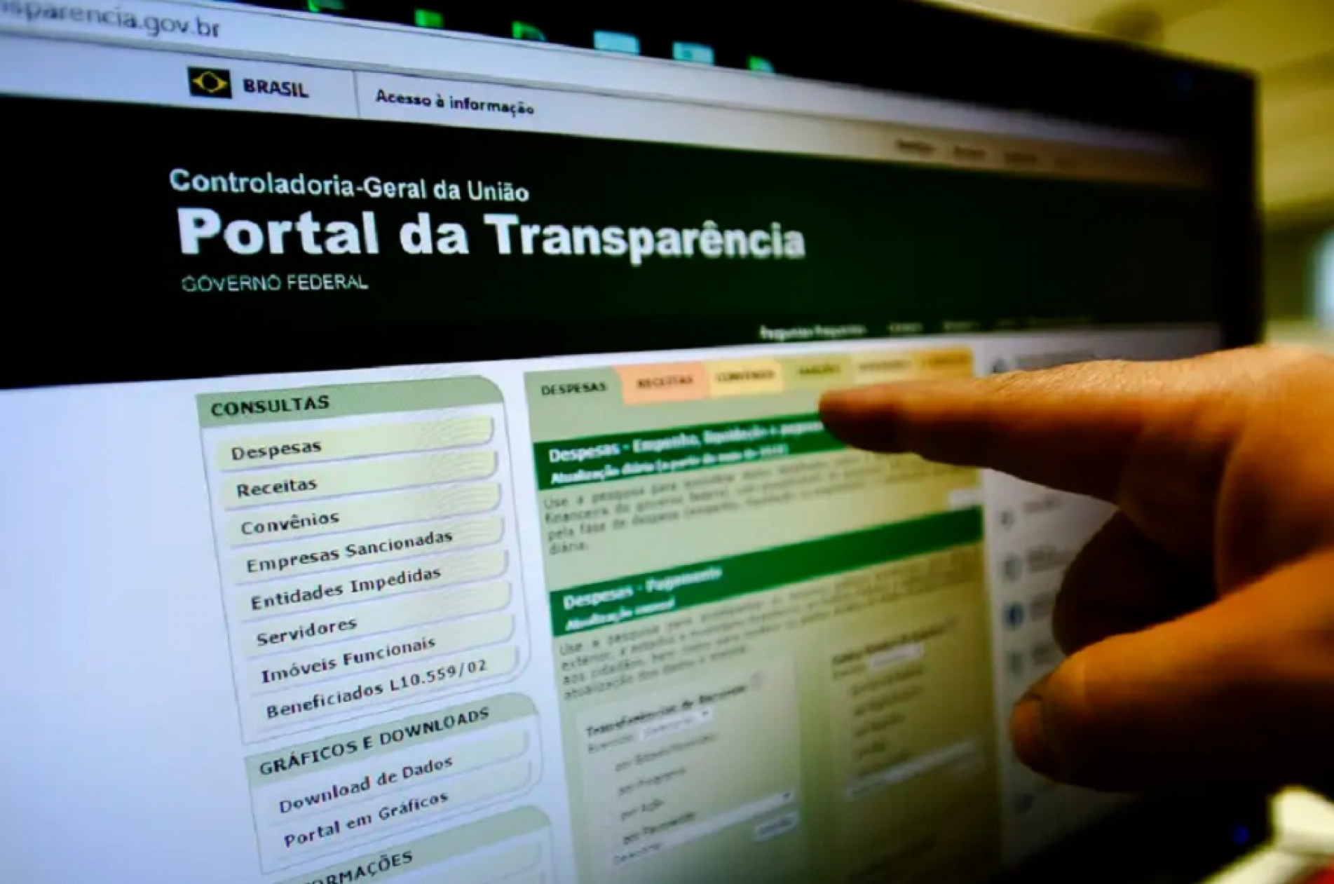 Somente agindo dessa maneira, com total clareza, como é de se esperar, estarão garantindo prerrogativas inerentes à população