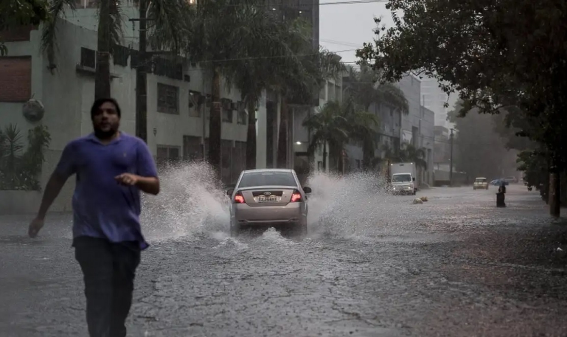 Chuva causa alagamentos e deixa uma pessoa desaparecida em São Paulo