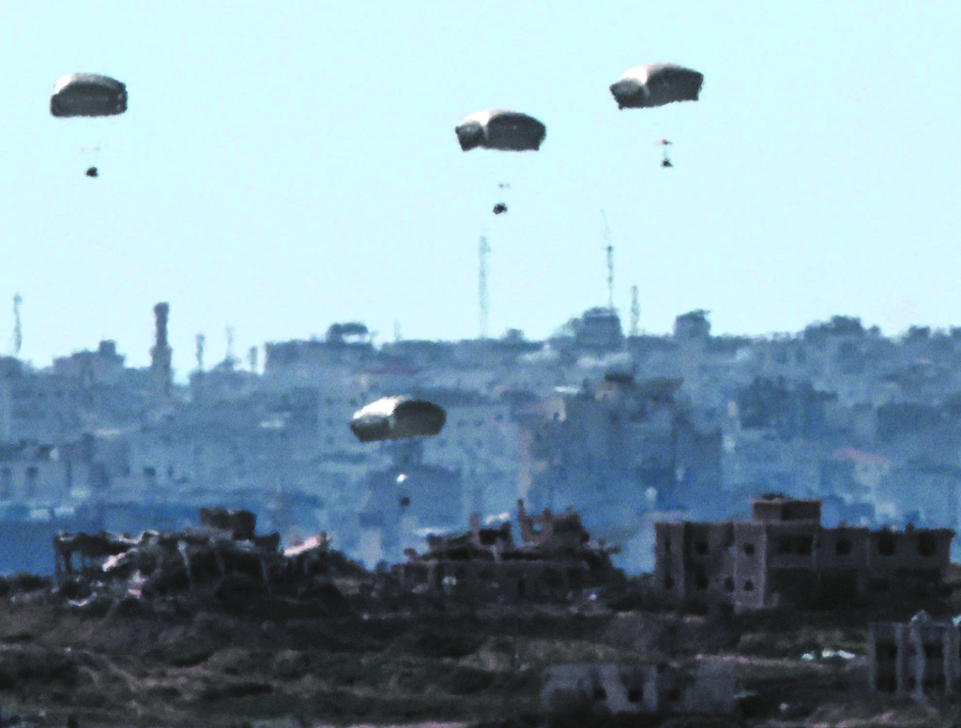 Foto mostra ajuda humanitária sendo lançada sobre o território palestiniano no dia  10 de março em meio ao conflito entre Israel e o grupo militante Hamas