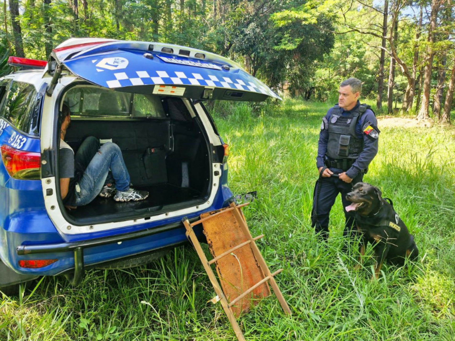 Em revista pessoal, dentro da mochila do acusado havia uma turquesa, um arco de serra, duas serras e um telefone celular