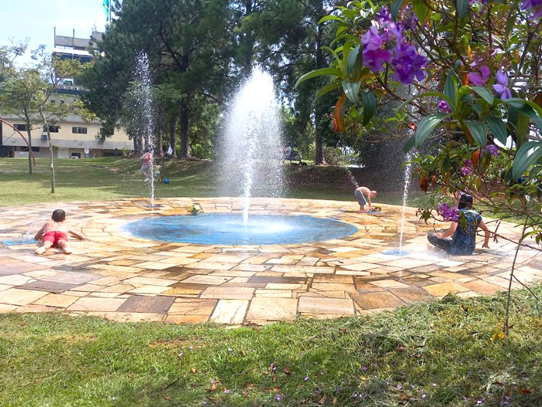 Brinquedos com água refrescam no Alto da Boa Vista
