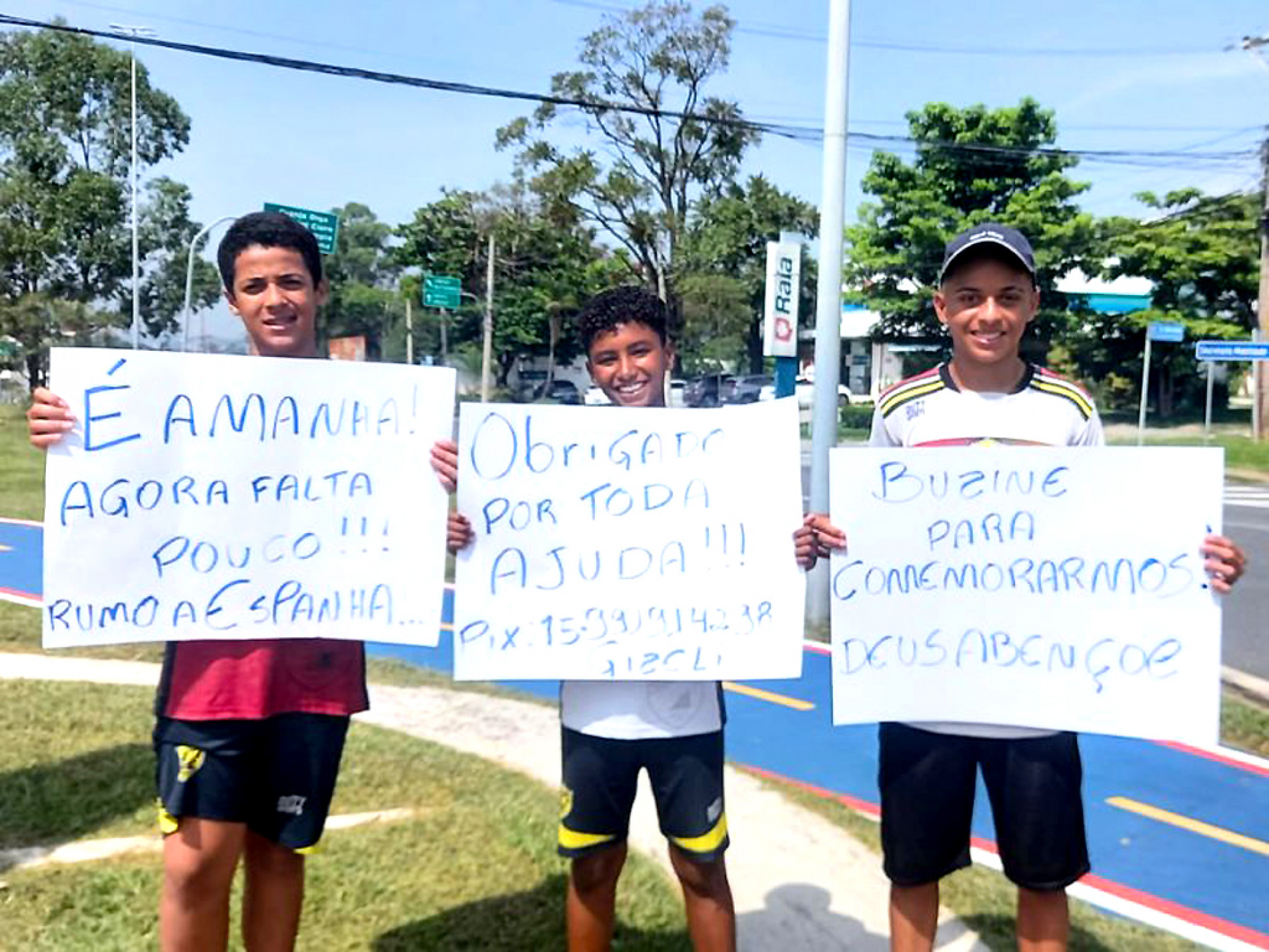 Ontem, no Alto da Boa Vista, meninos carregavam cartazes agradecendo e comemorando a oportunidade