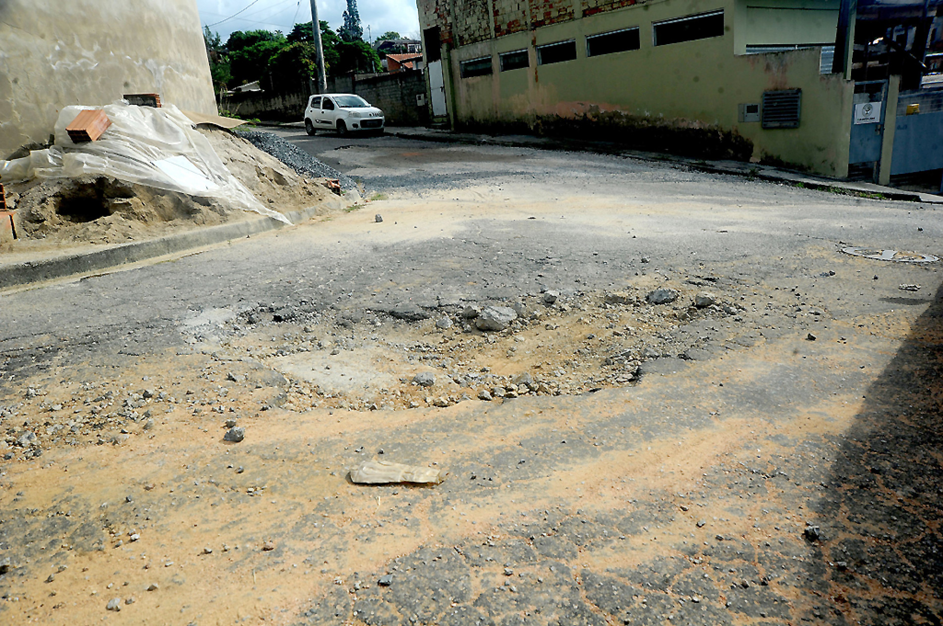 Metade da rua Lourenço Correa está danificada; ônibus que faz a linha do bairro deixou de passar no local 