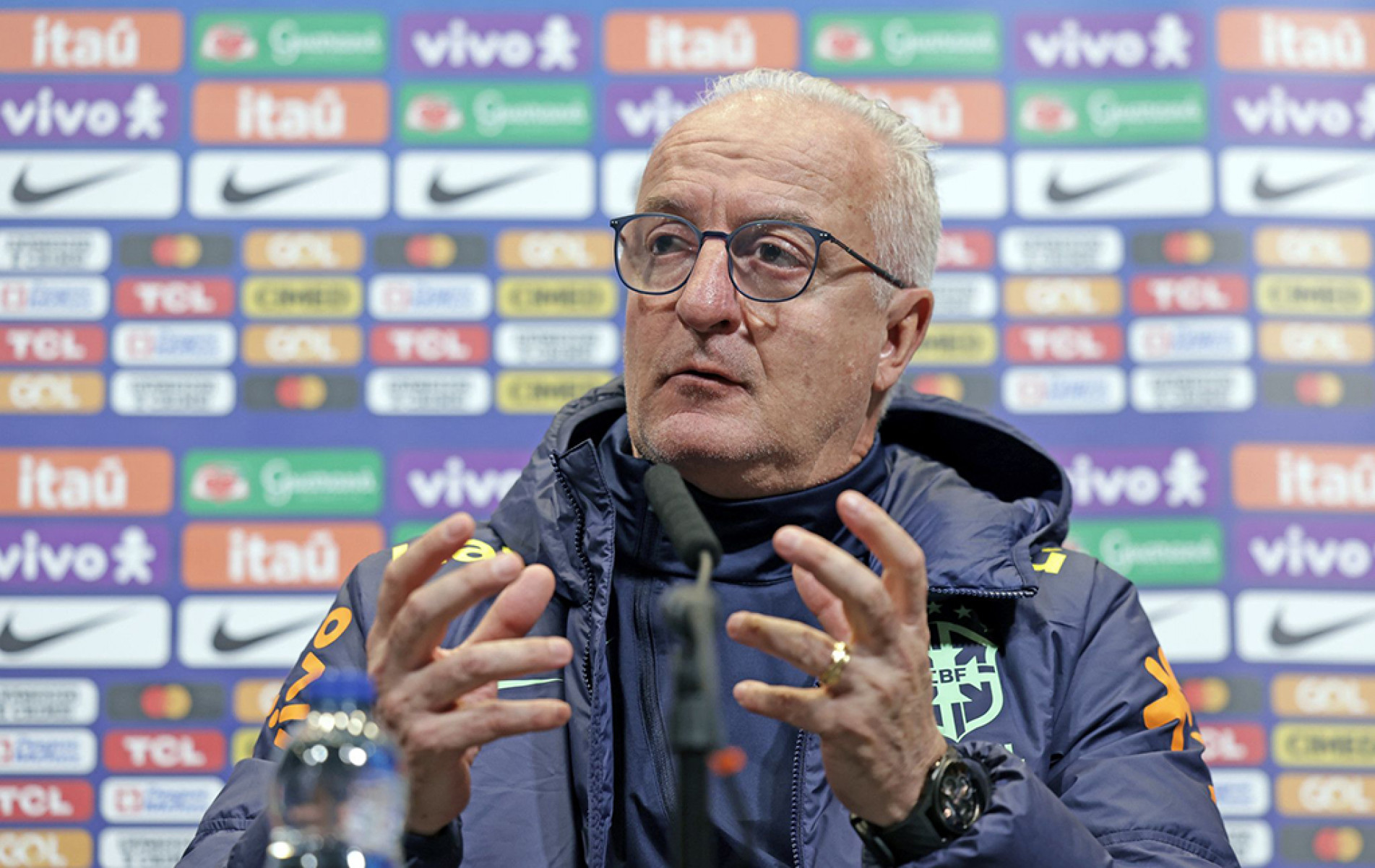 Técnico comanda a seleção contra a Inglaterra, em Wembley 
