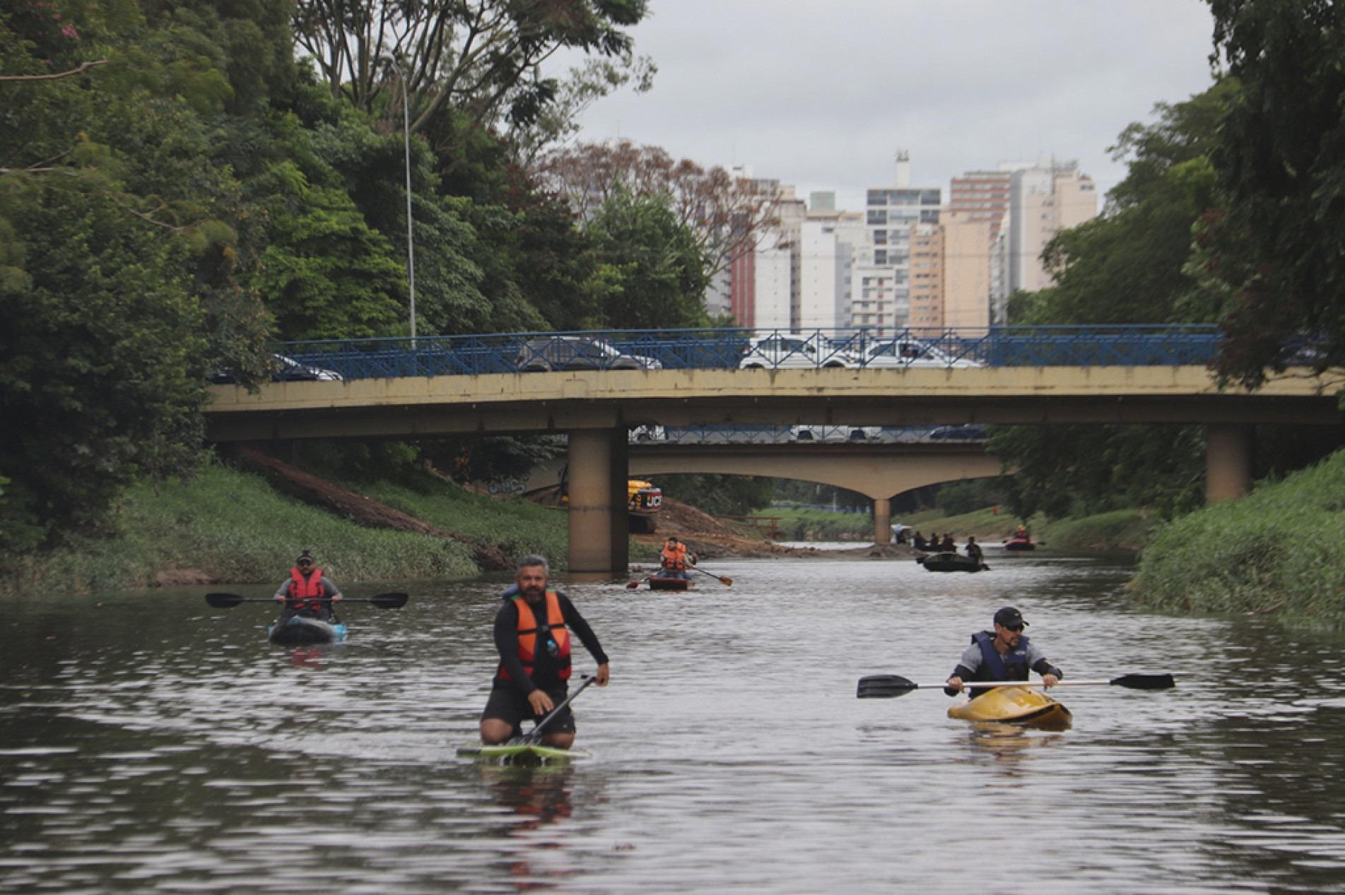 O trajeto levou pelo menos 50 minutos e foi percorrido em barcos, botes, stand up paddle e caiaques
