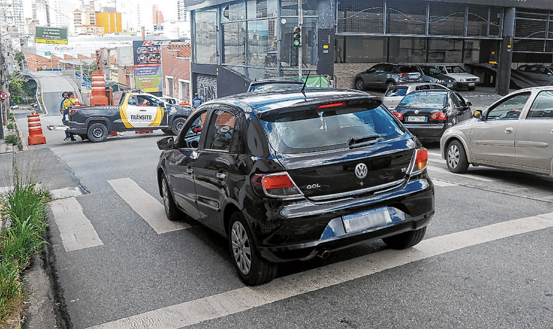 Interdição desvia o trânsito na rua Comendador Oetterer a partir do cruzamento com a Mascarenhas Camelo. Neste ponto, todos os veículos, incluindo os ônibus, devem fazer a conversão à direita e seguir a sinalização dos desvios e as orientações da Urbes e Semob
