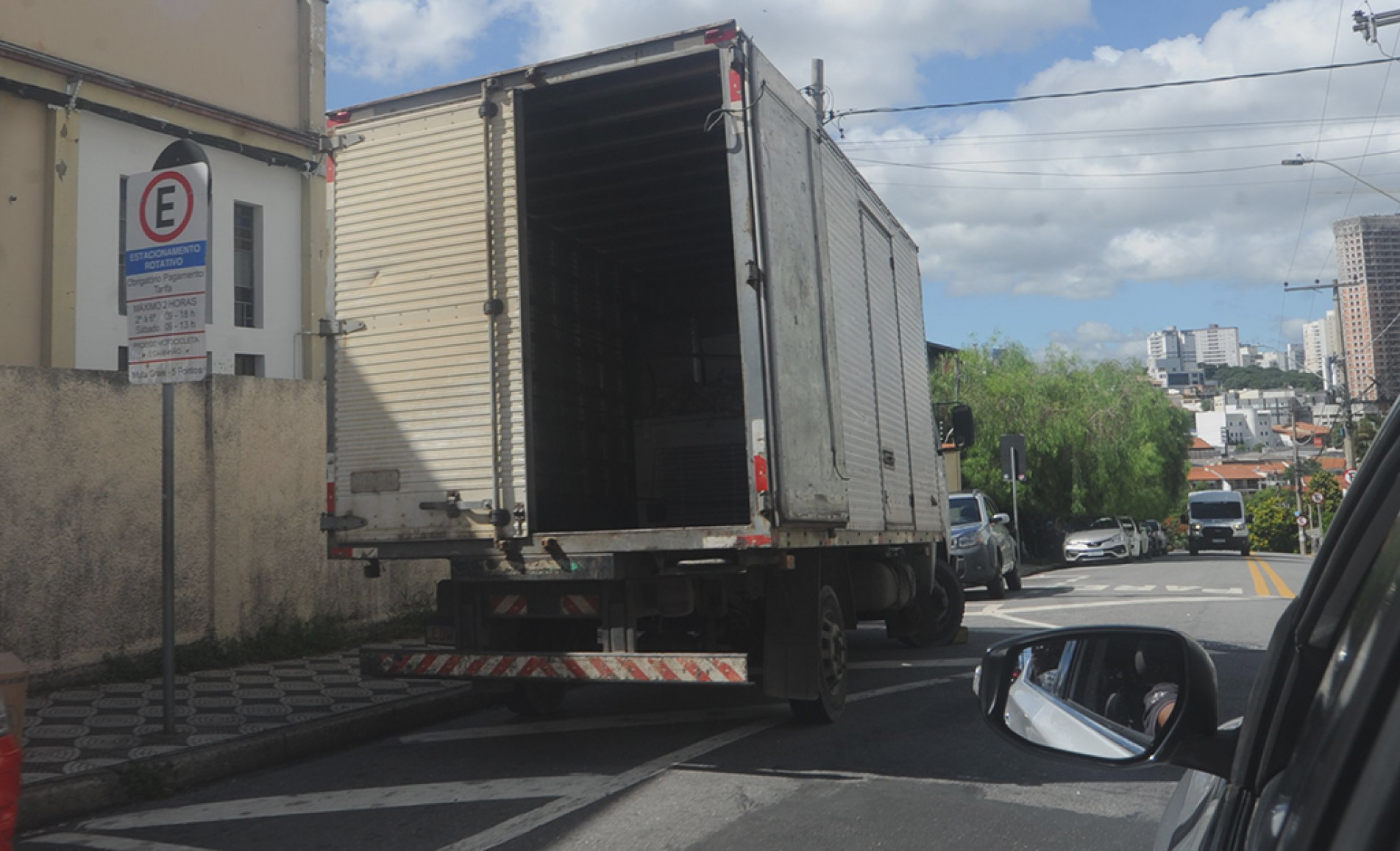 O motorista do caminhão parou em um local proibido e zebrado, na rua dos Andradas, para descarregar mercadoria
