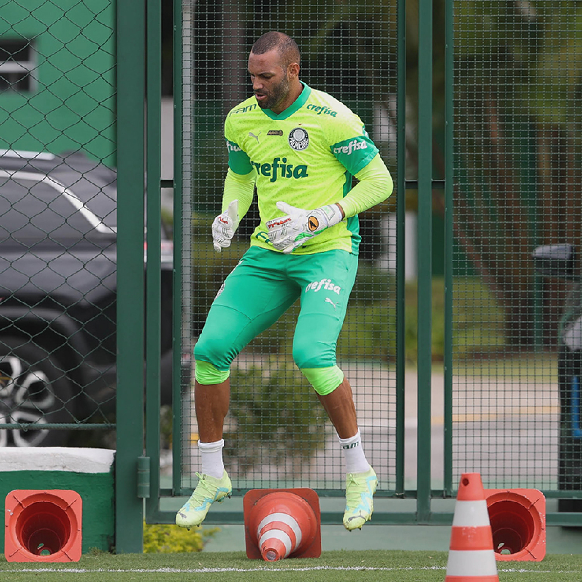 Goleiro treinou ontem com seus colegas