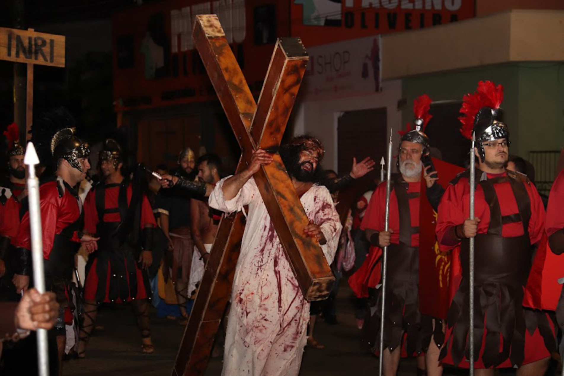 No espetáculo, que integra o calendário oficial da cidade, público acompanha a Via Crucis pelas ruas do bairro