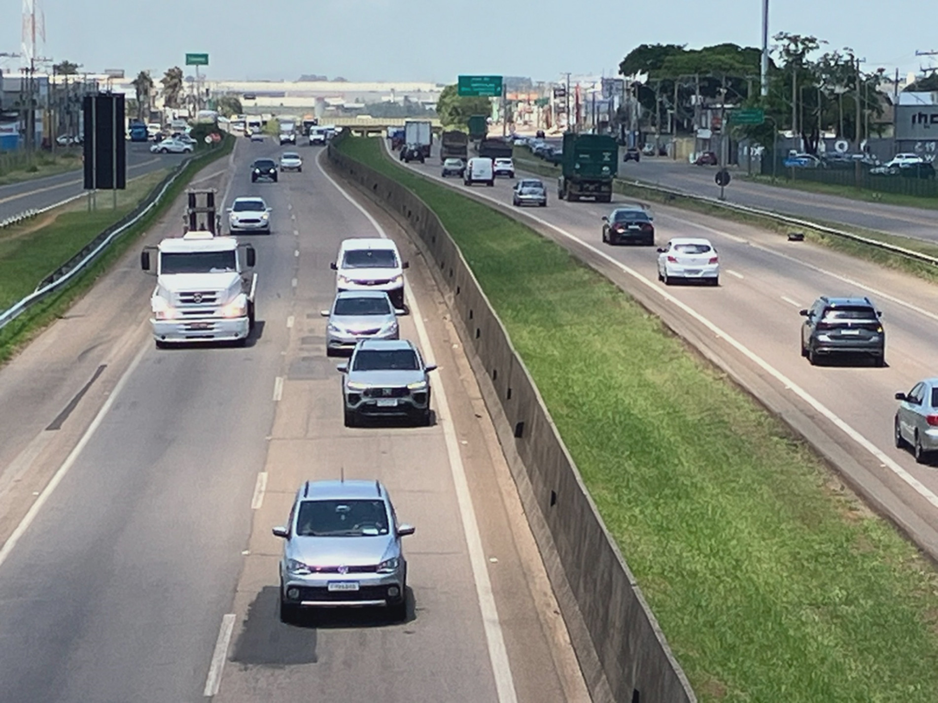 Motoristas devem evitar horários considerados de pico para não ficar parado em congestionamentos
