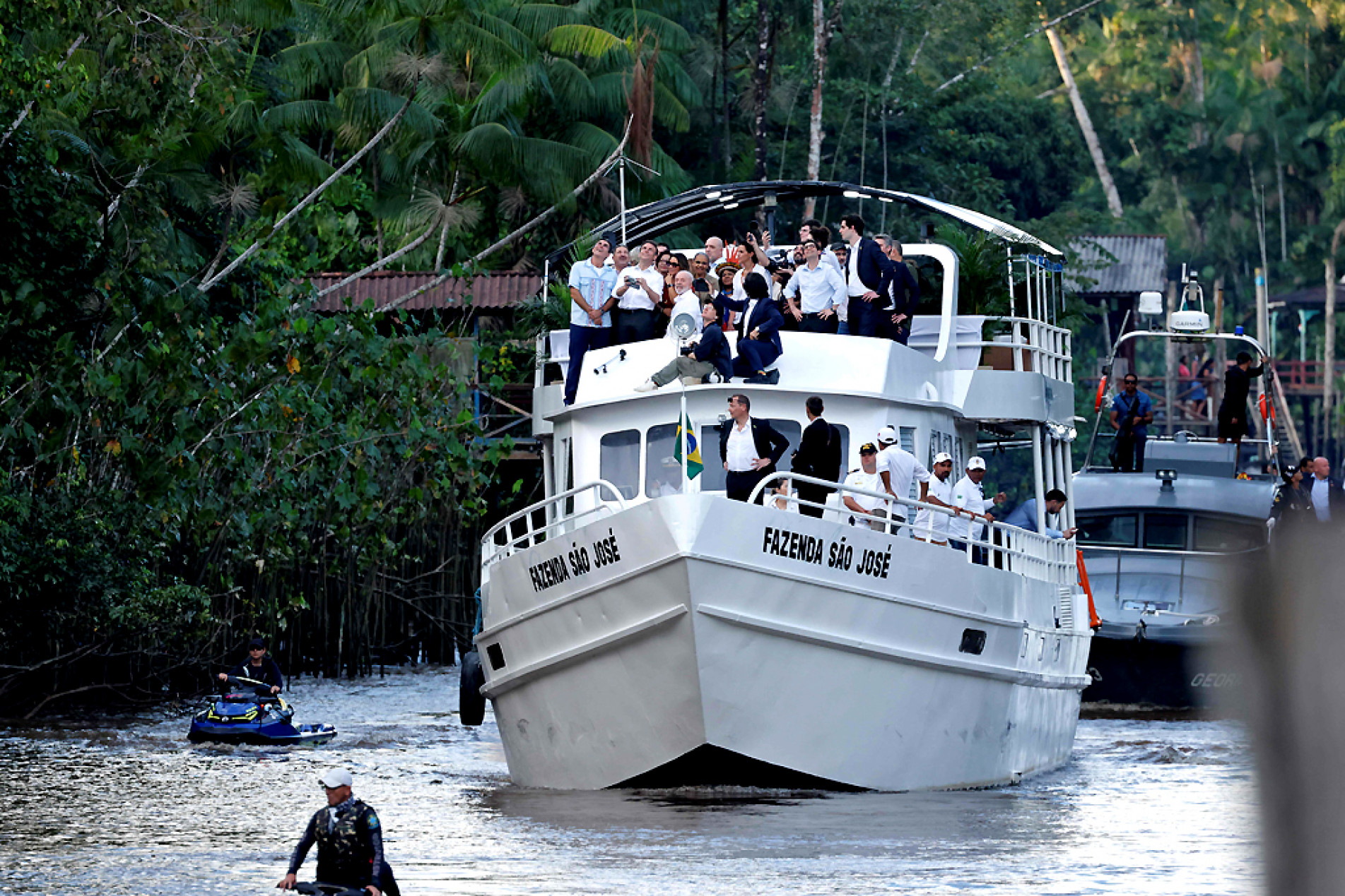 Emmanuel Macron navegando para a Ilha do Combu, estado do Pará, em 26 de março de 2024