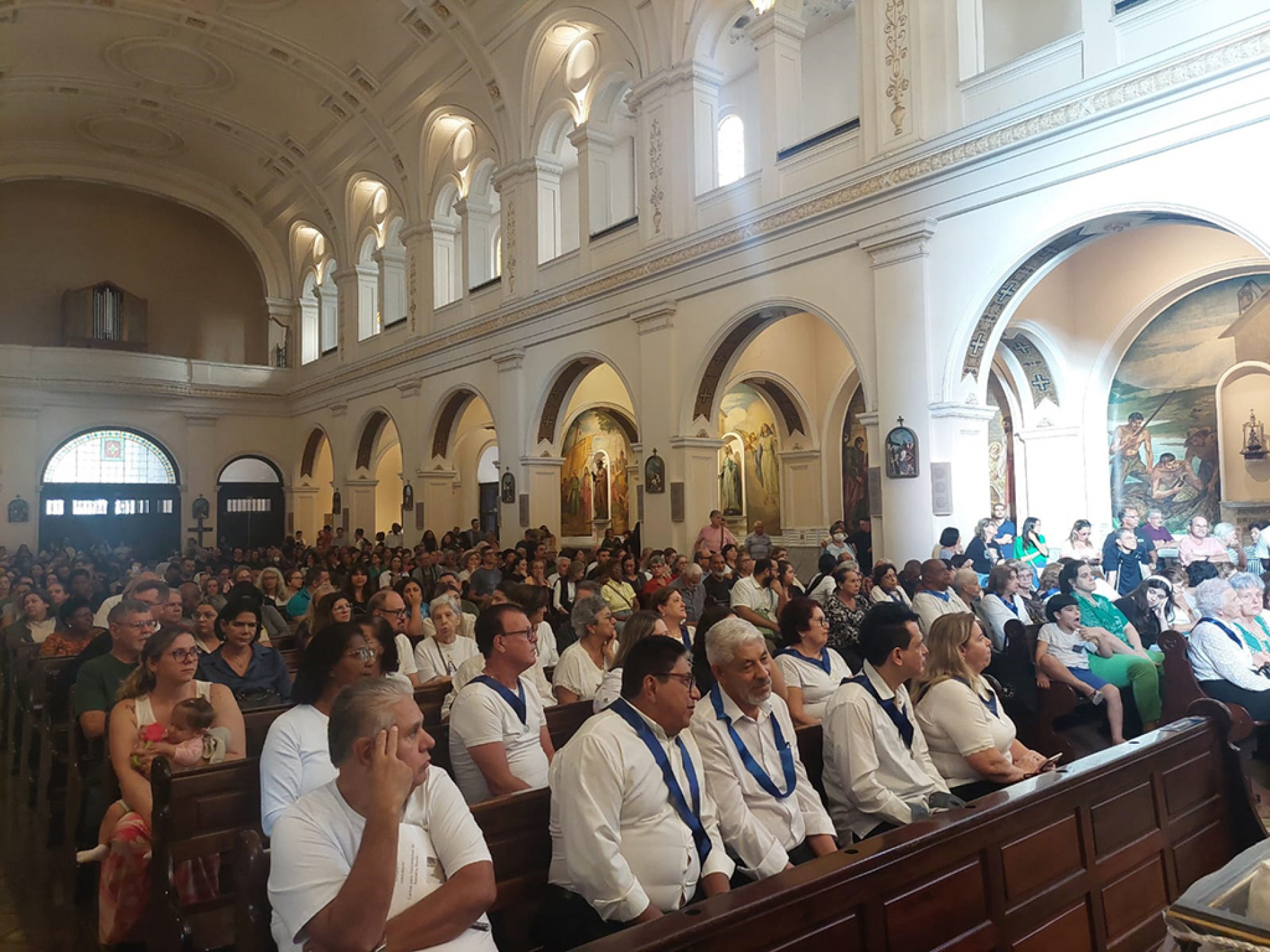 Famílias, com adultos e crianças, acompanharam na Catedral e, em seguida, ...