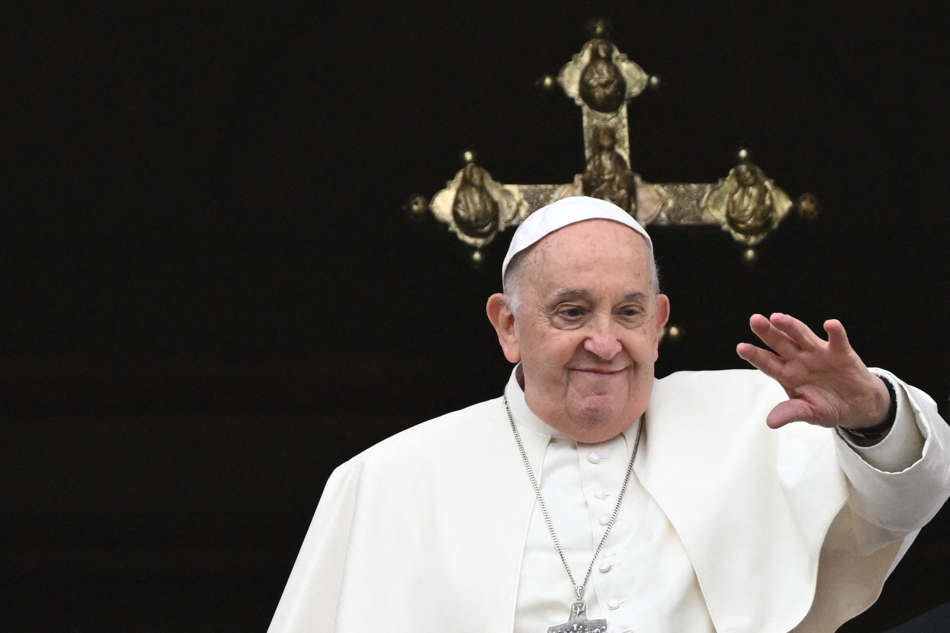 Papa Francisco acena da galeria central da Basílica de São Pedro durante a mensagem pascal