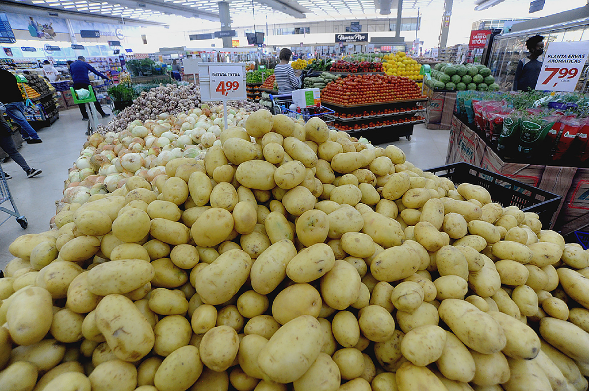 Batata foi o produto que apresentou a maior queda de preço em março (16,97%), passando de R$ 10,49 para R$ 8,71 o quilo

