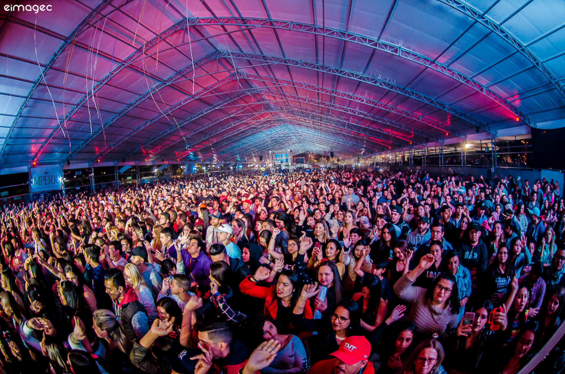 Público nos shows da Festa Junina