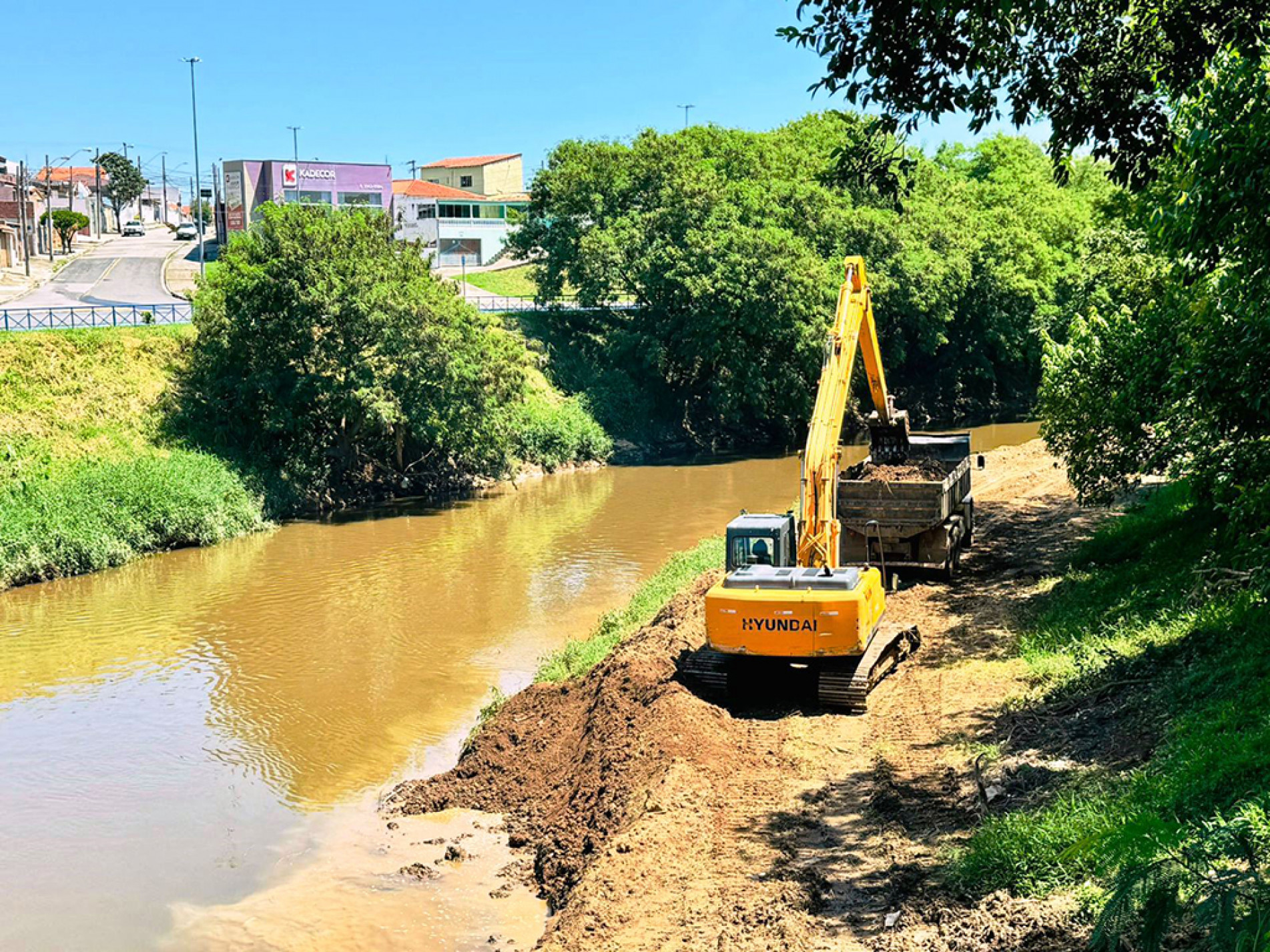 Foram mais de 400 viagens para retirar material só no trecho entre a ponte da rua Padre Madureira e a Usina Cultural