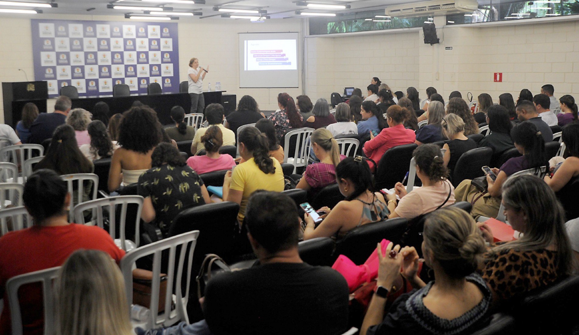 Evento coordenado pela Vigilância Epidemiológica reuniu cerca de 100 médicos no Paço Municipal