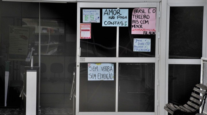 Na porta de entrada do campus de Sorocaba do IFSP, cartazes apresentam as reivindicações dos servidores e informam sobre a greve