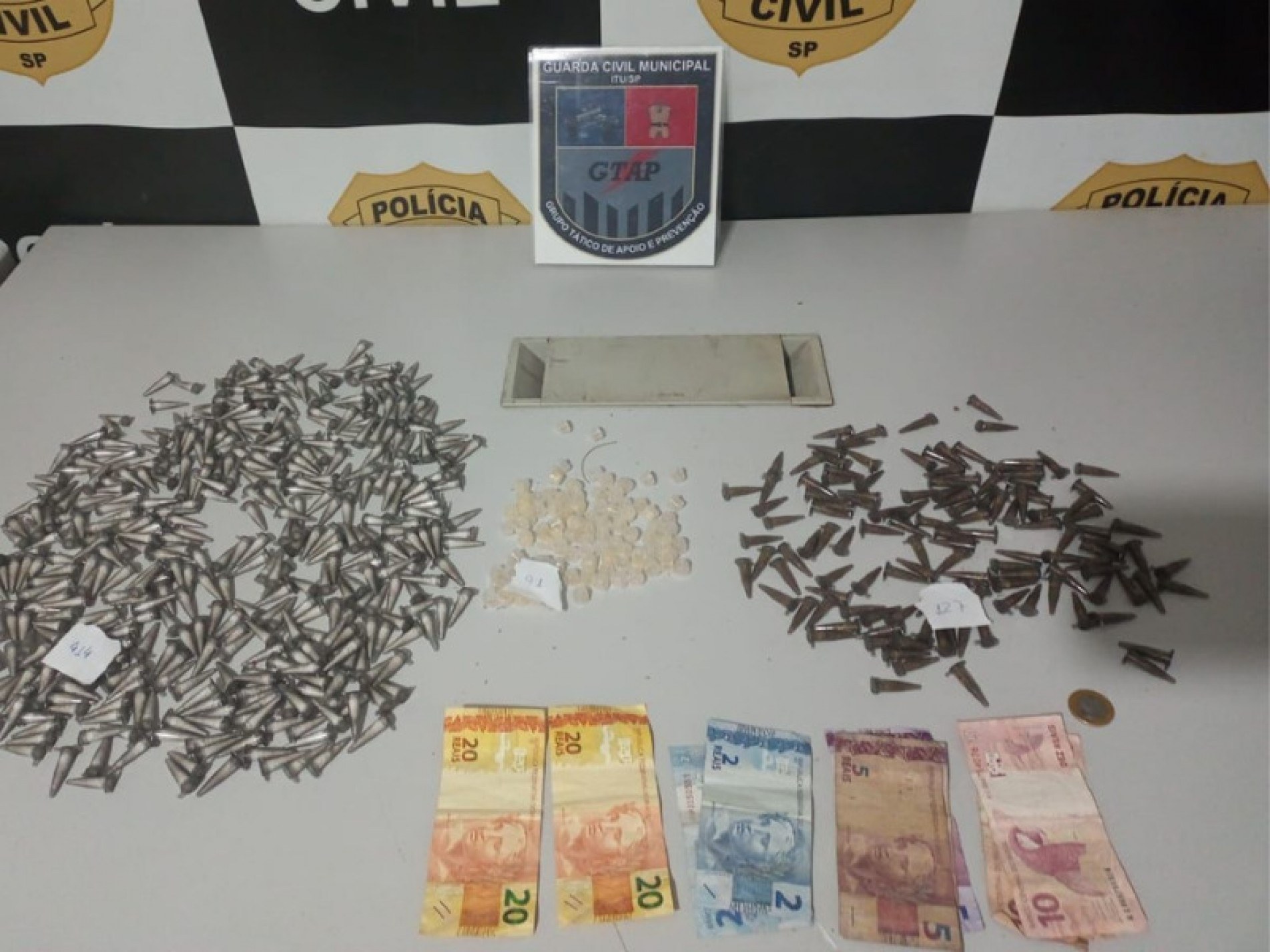 Além das prisões, durante a operação, uma mochila foi encontrada no local da abordagem, contendo 411 cápsulas de cocaína, 89 cápsulas de crack e 127 cápsulas de k9