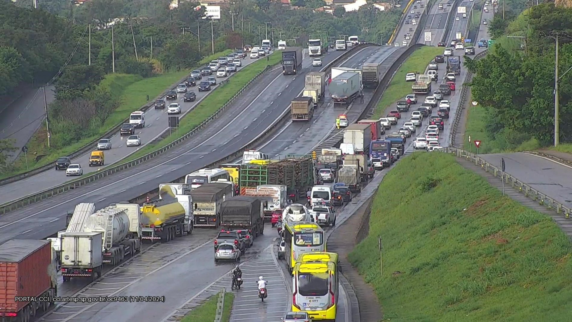 Uma grande fila de veículos se formou na pista marginal